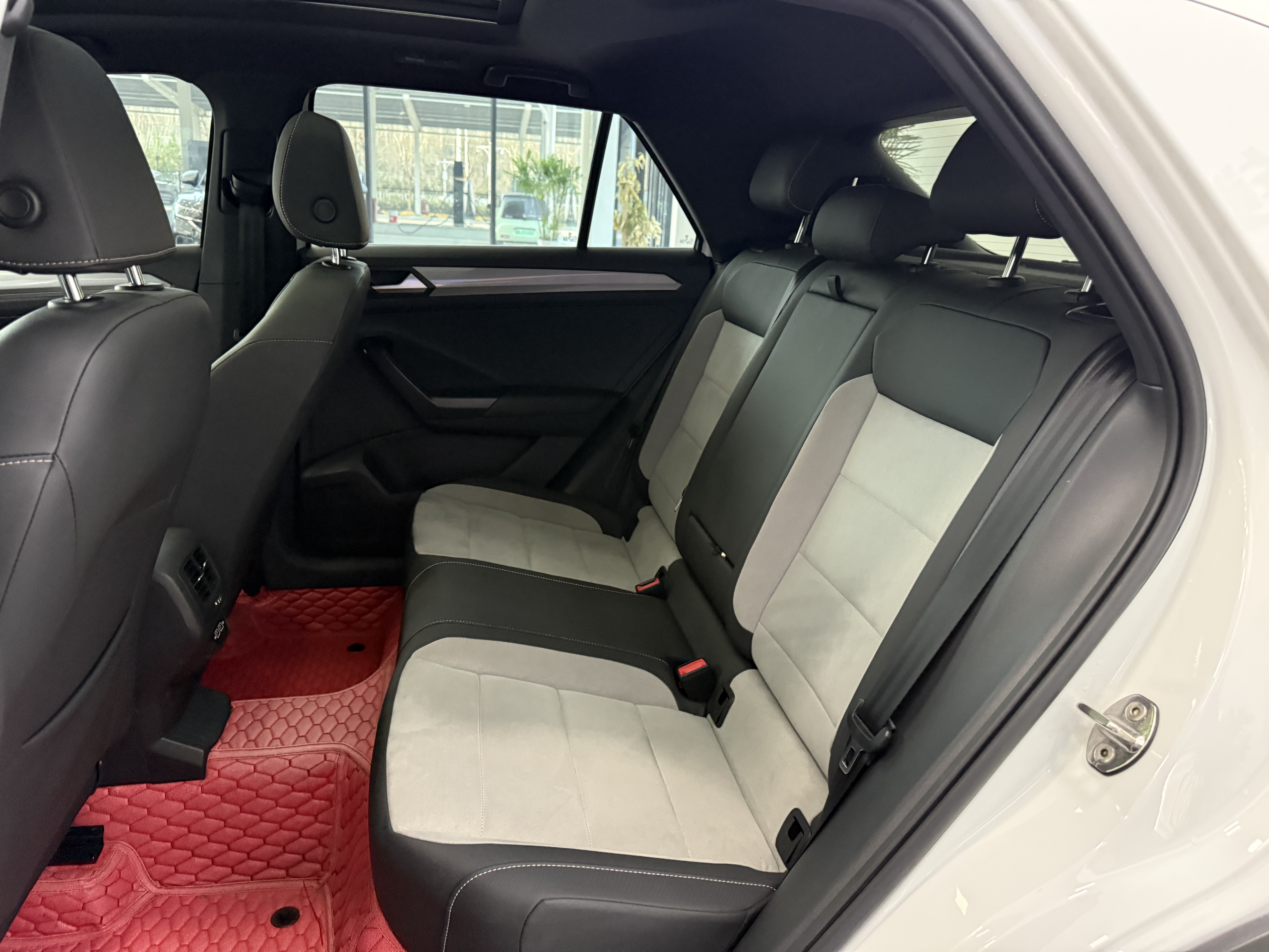 Volkswagen T-Roc 2022 car image #18