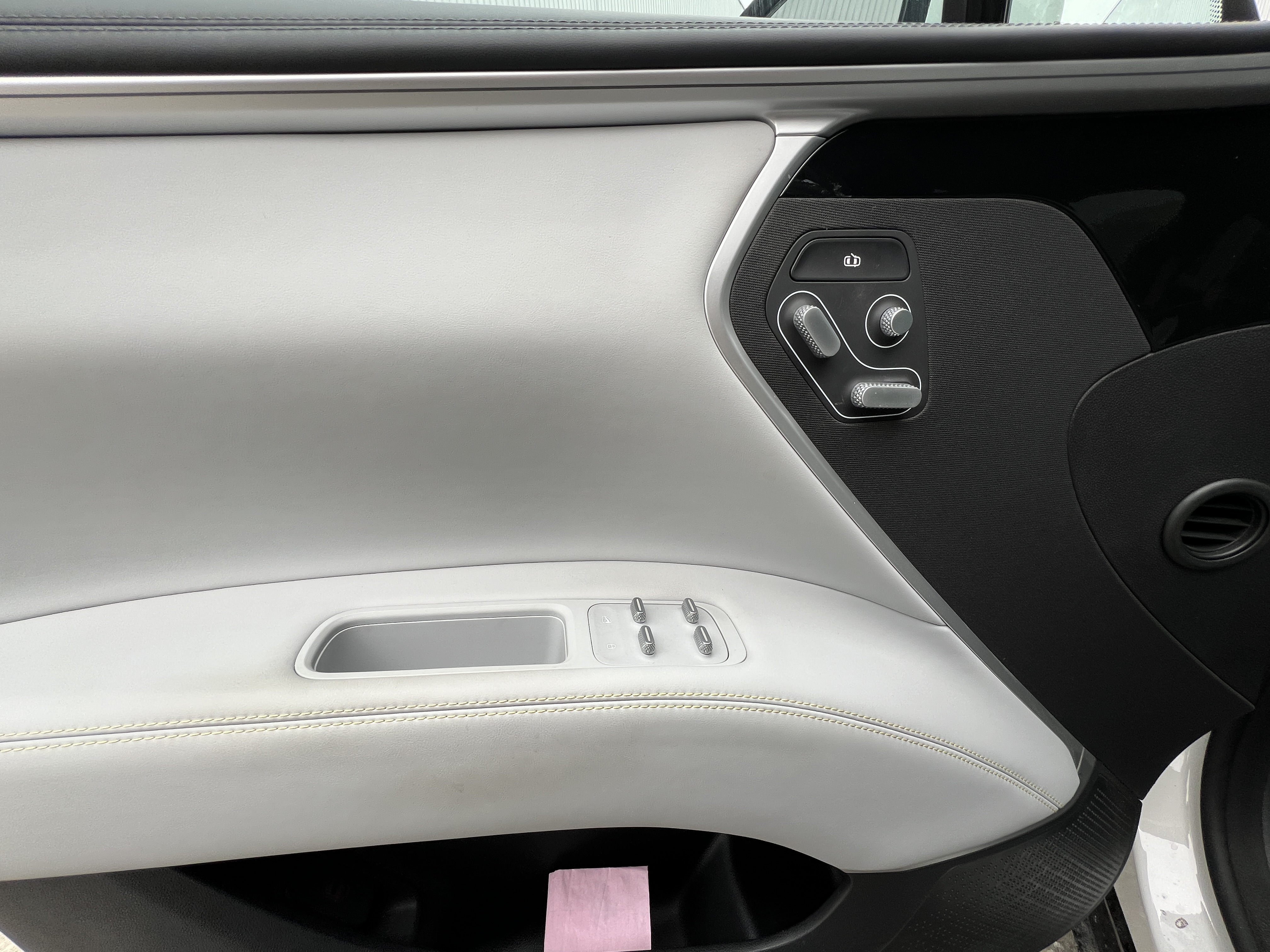Avatr 11 2023 car image #18