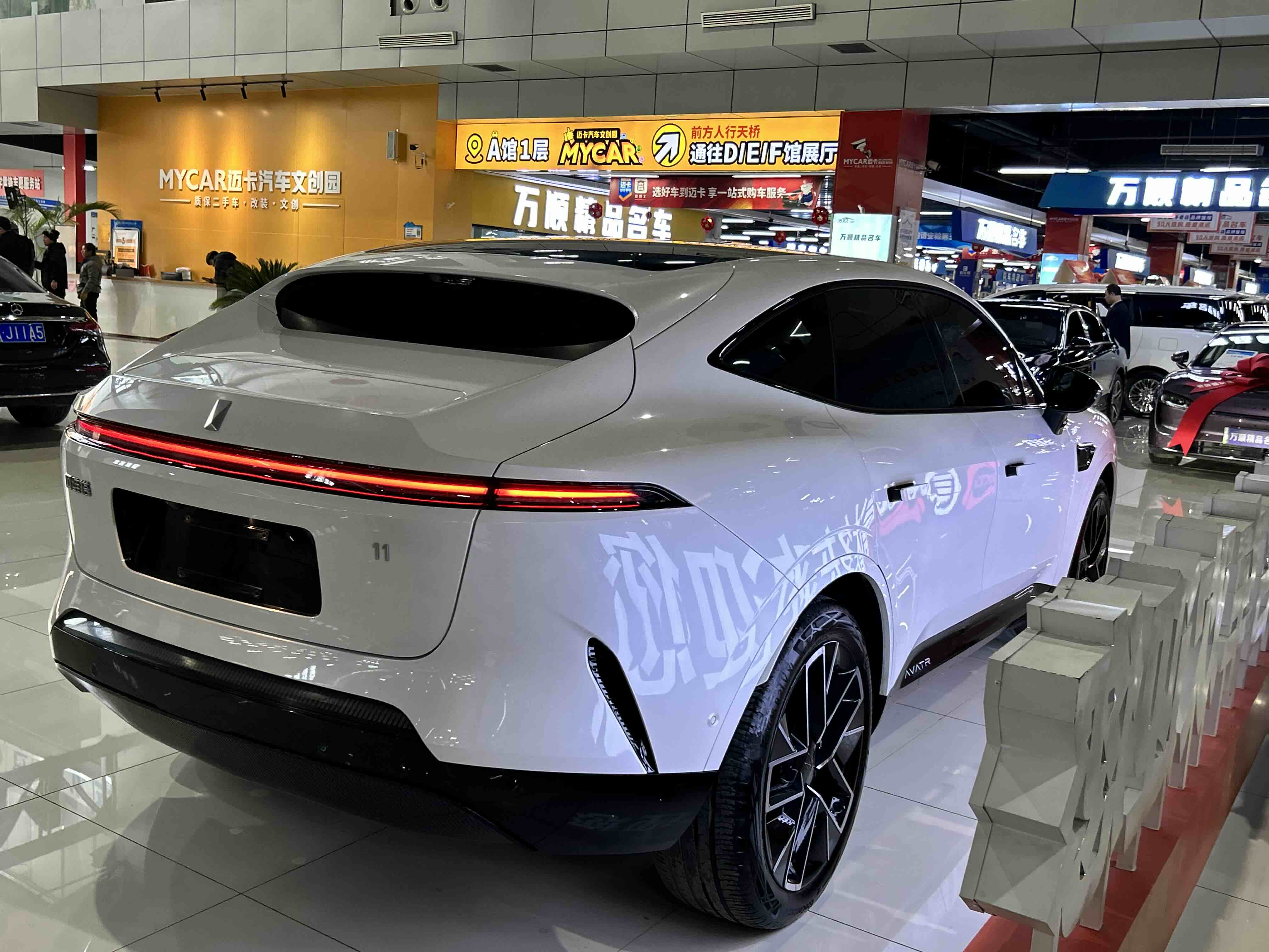 Avatr 11 2023 car image #18