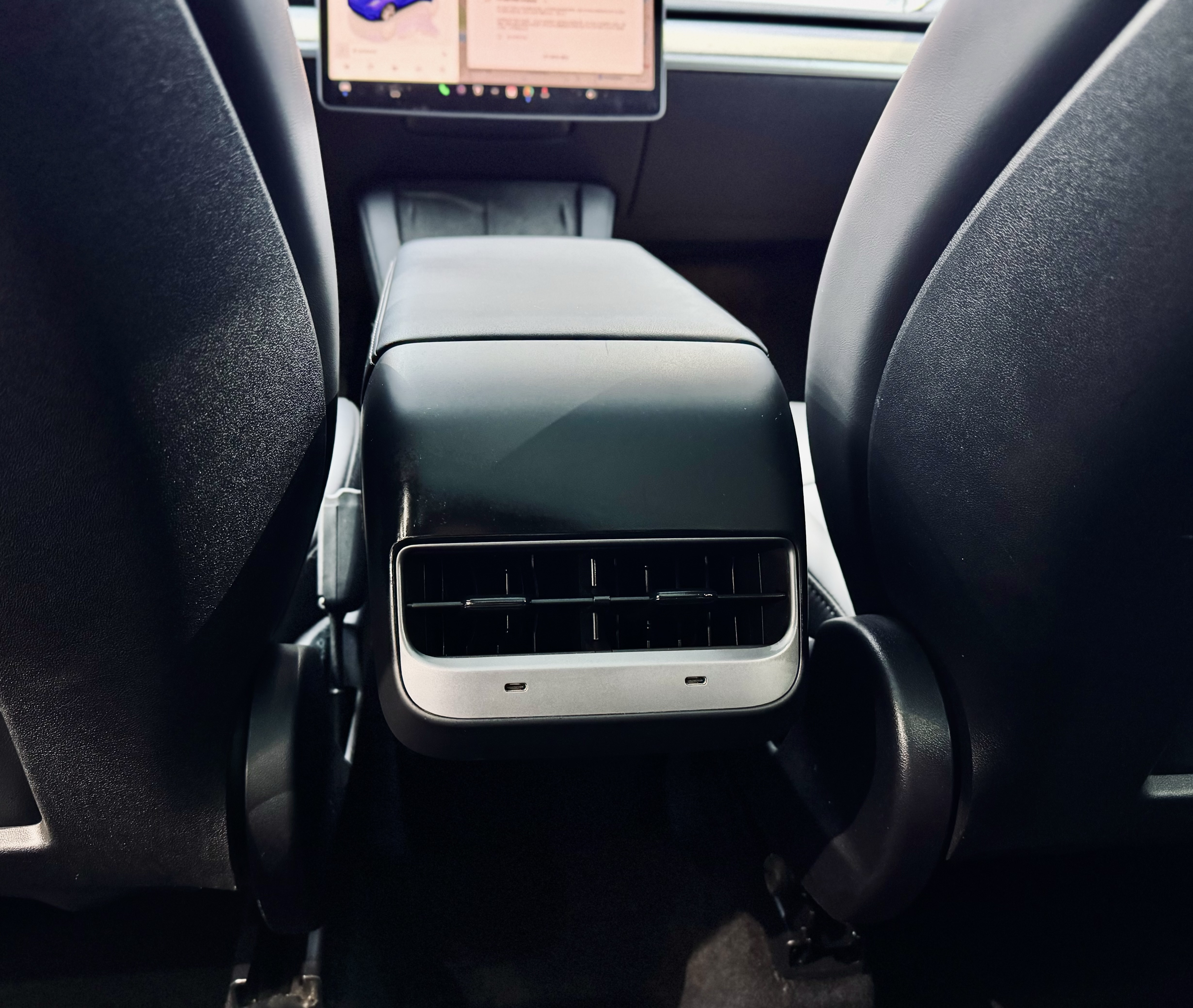 Tesla Model Y 2023 car image #18