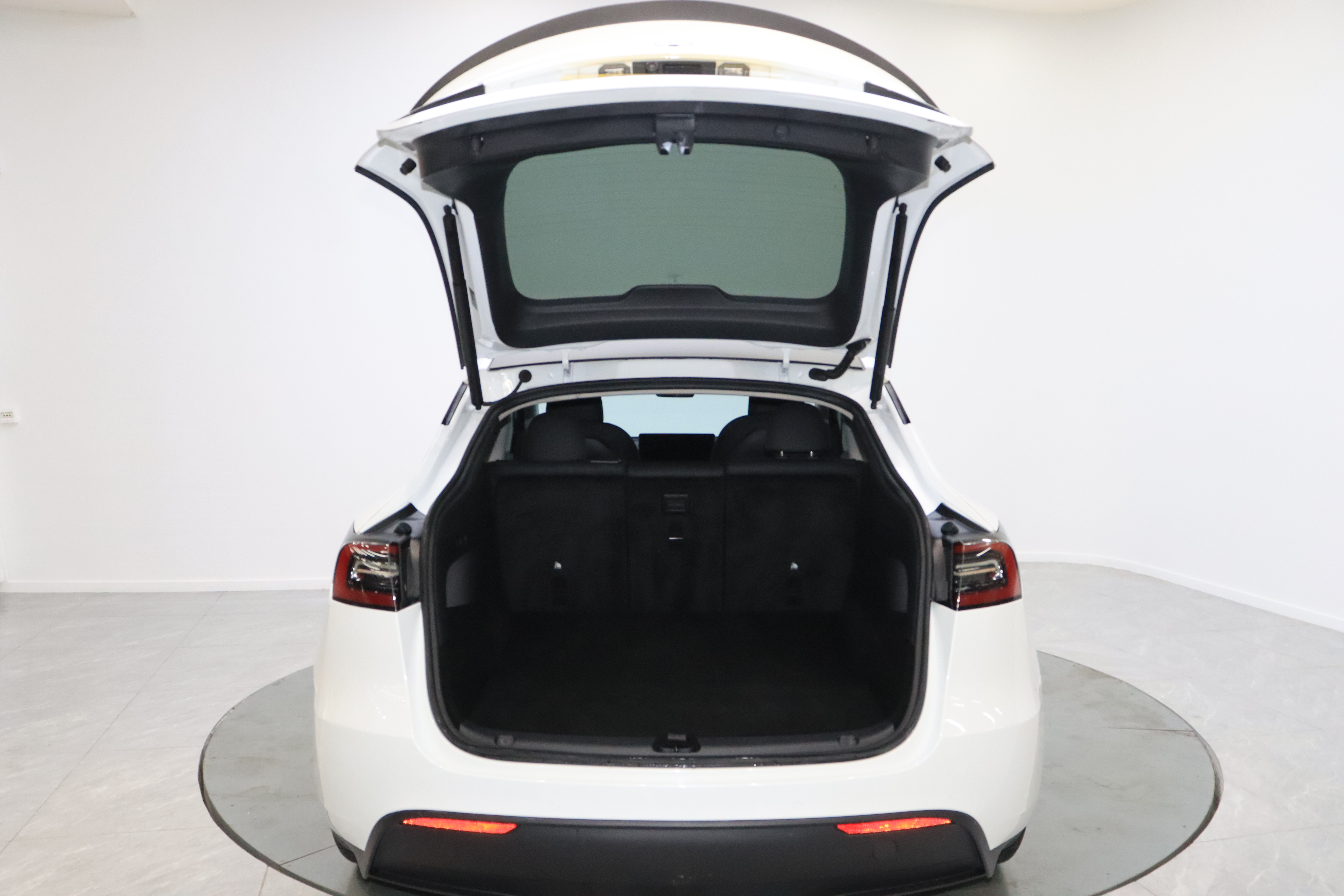 Tesla Model Y 2023 #18 Tesla Model Y 2023 car image #18