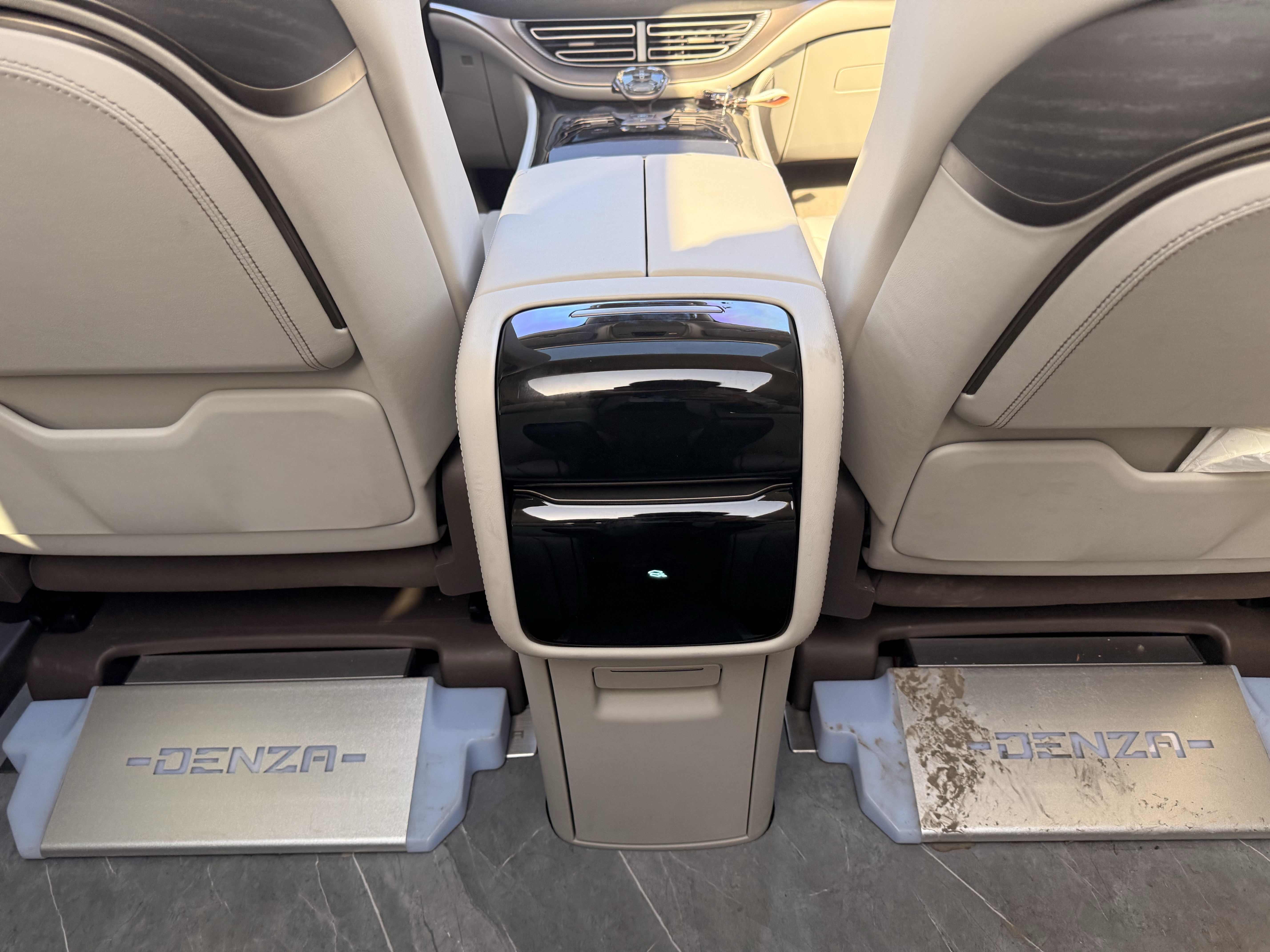 Denza D9 2024 car image #18