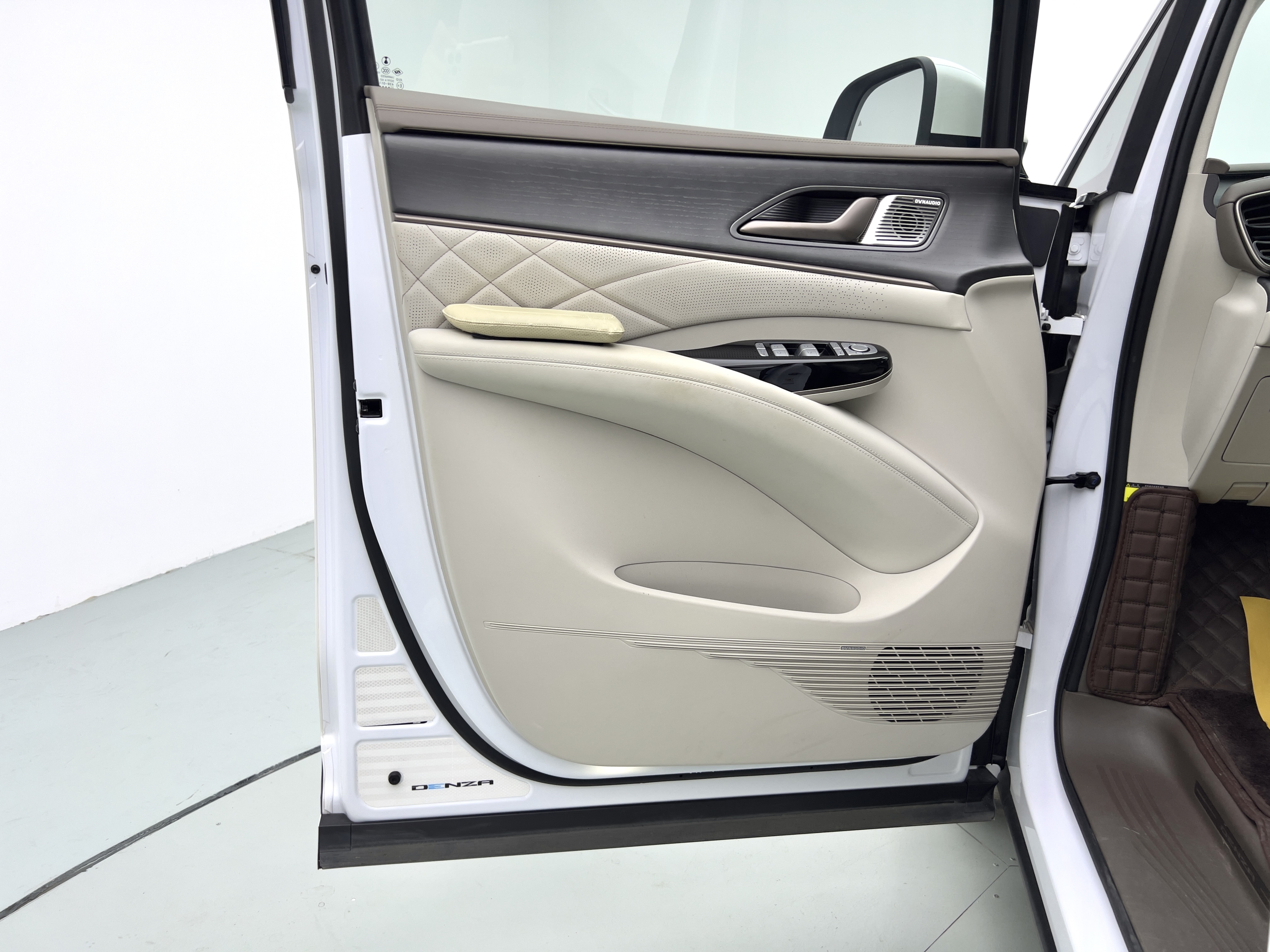 Denza D9 2023 car image #18