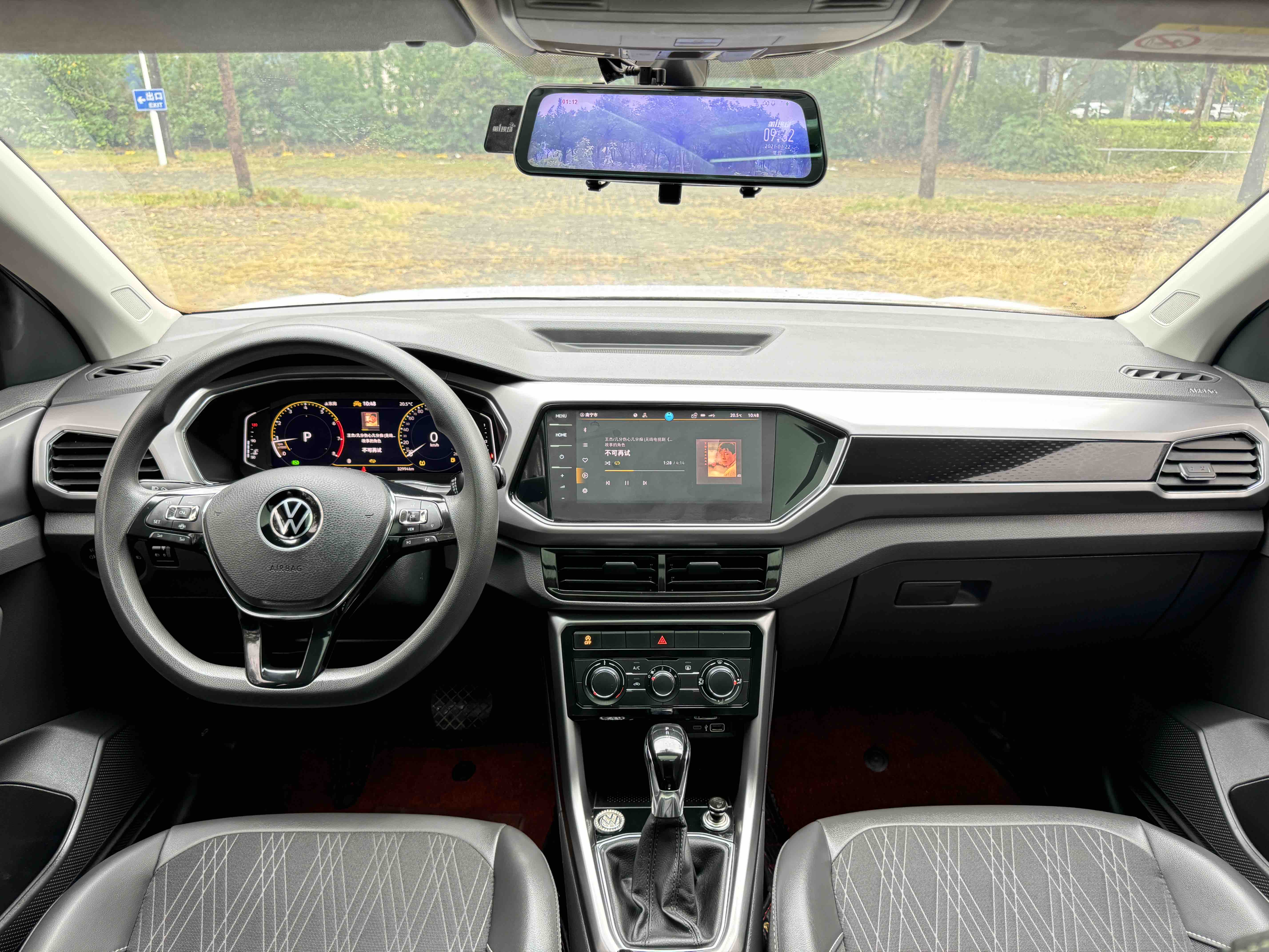Volkswagen T-Cross 2023 car image #18