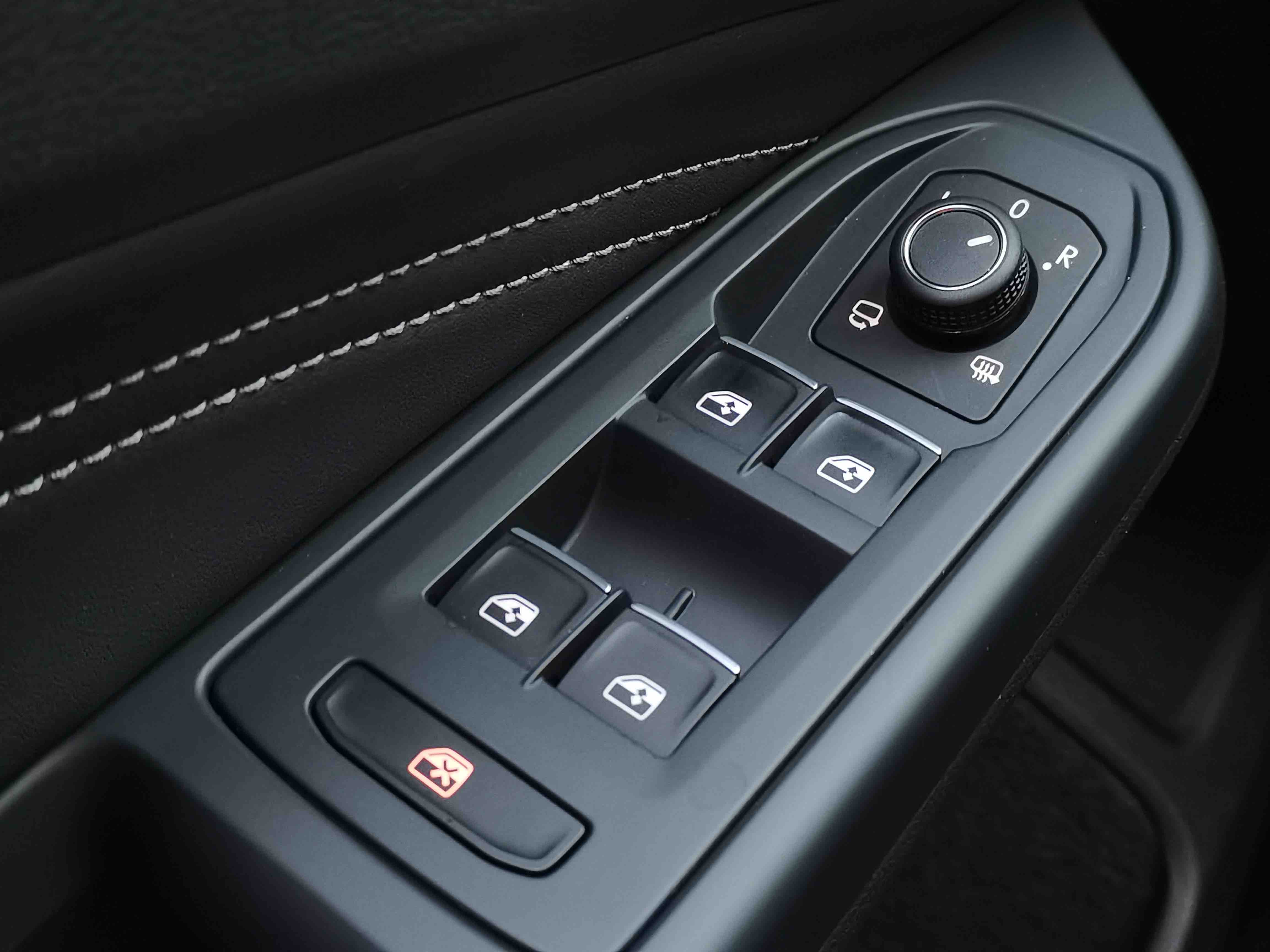 Volkswagen Golf 2023 car image #18