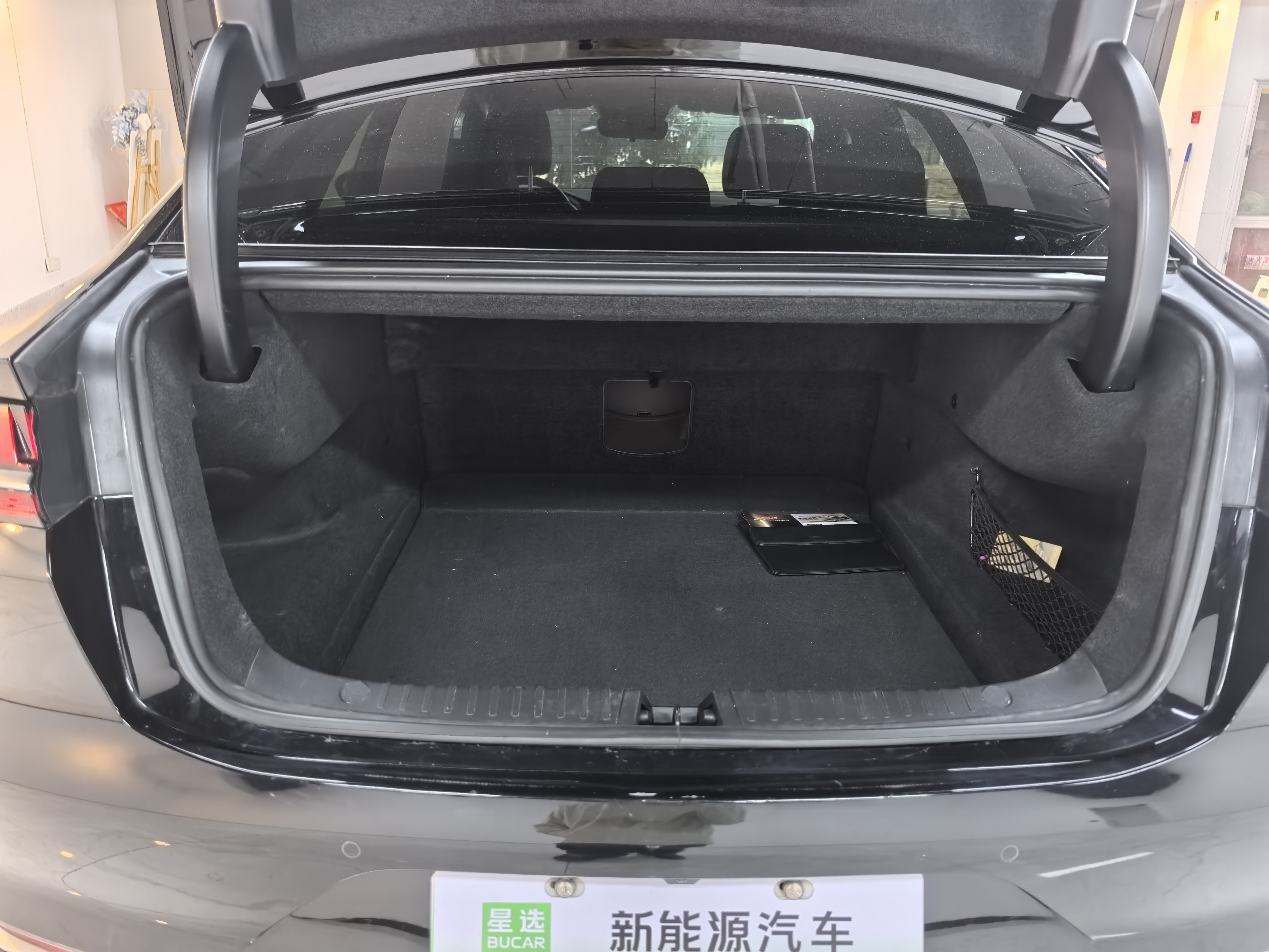 BYD e9 2023 car image #18