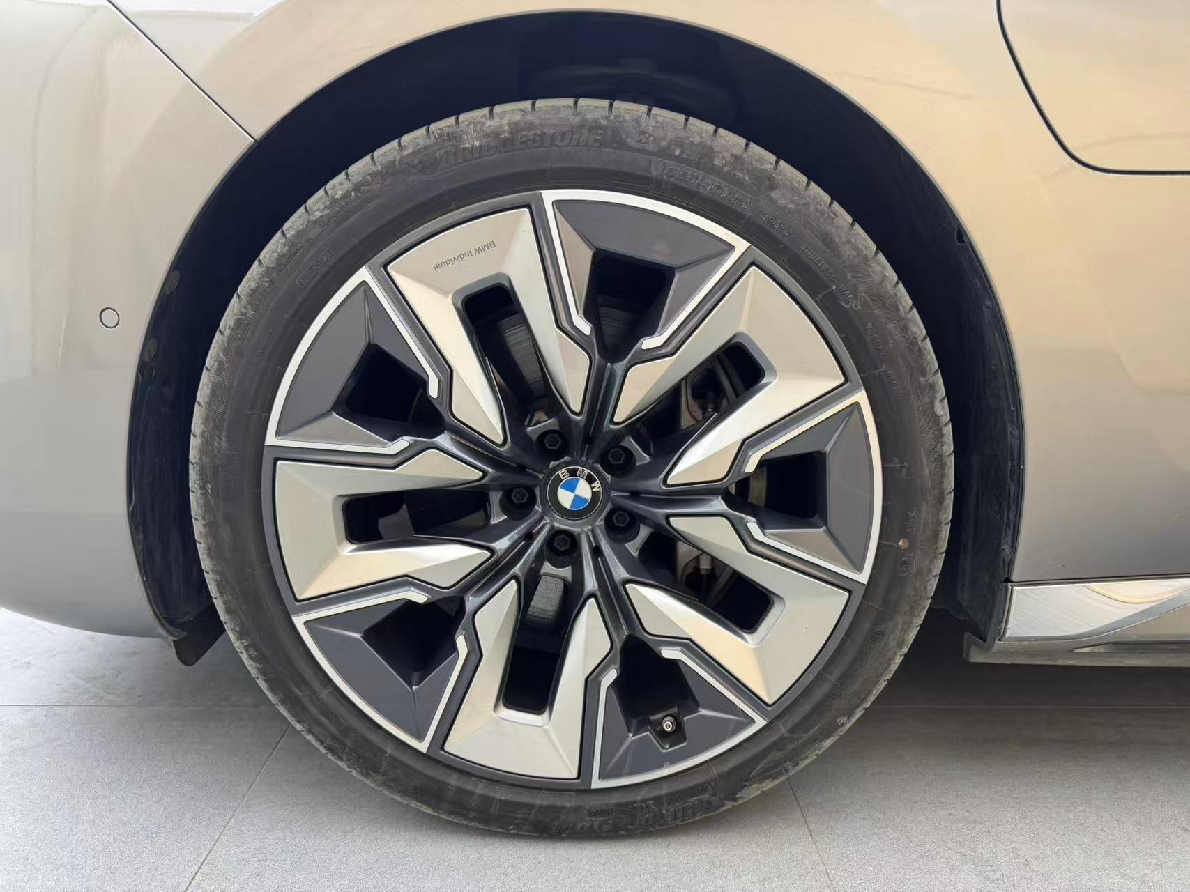 BMW i7 2023 изображение автомобиля #18