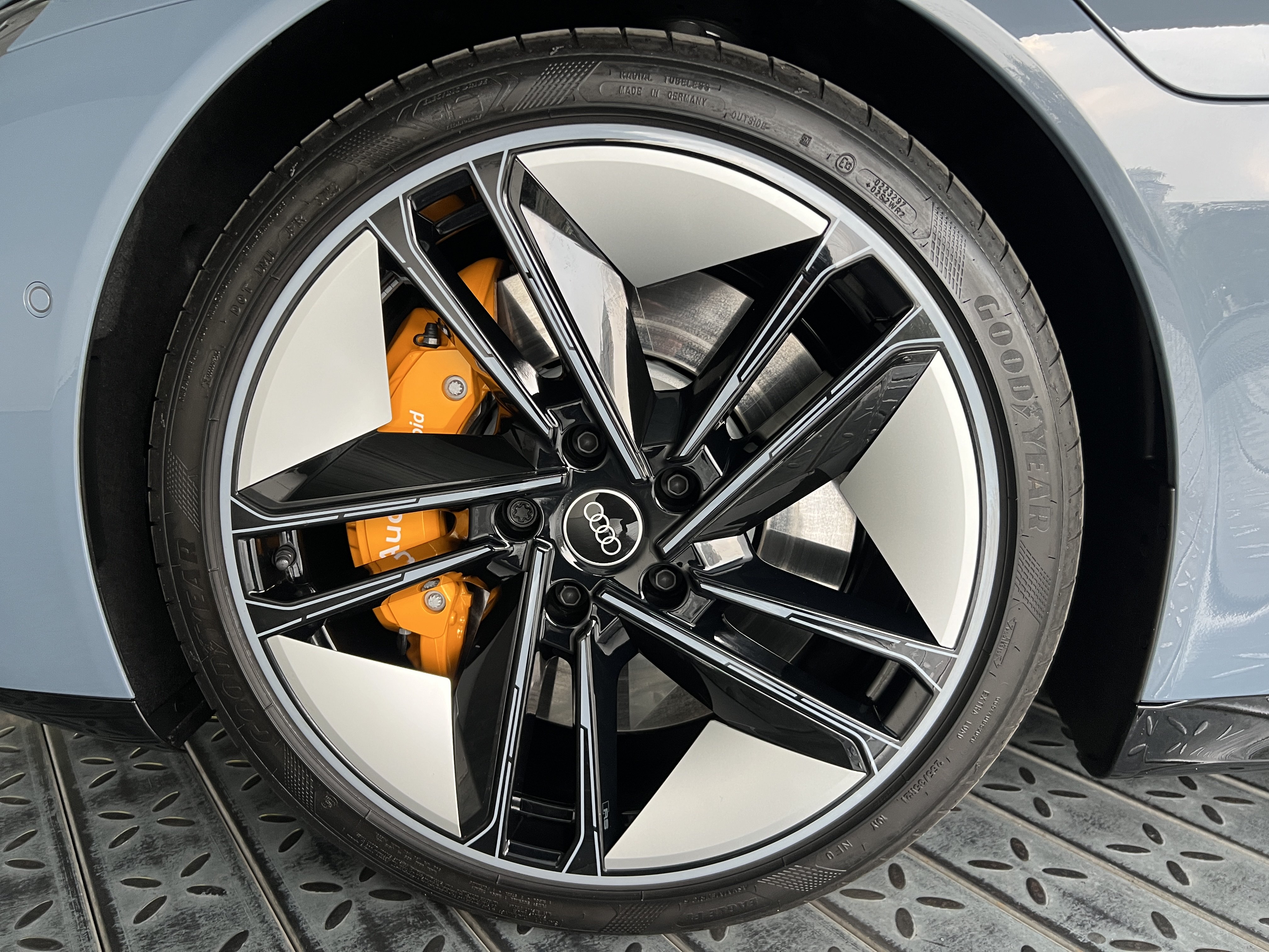 Audi RS e-tron GT 2024 car image #18