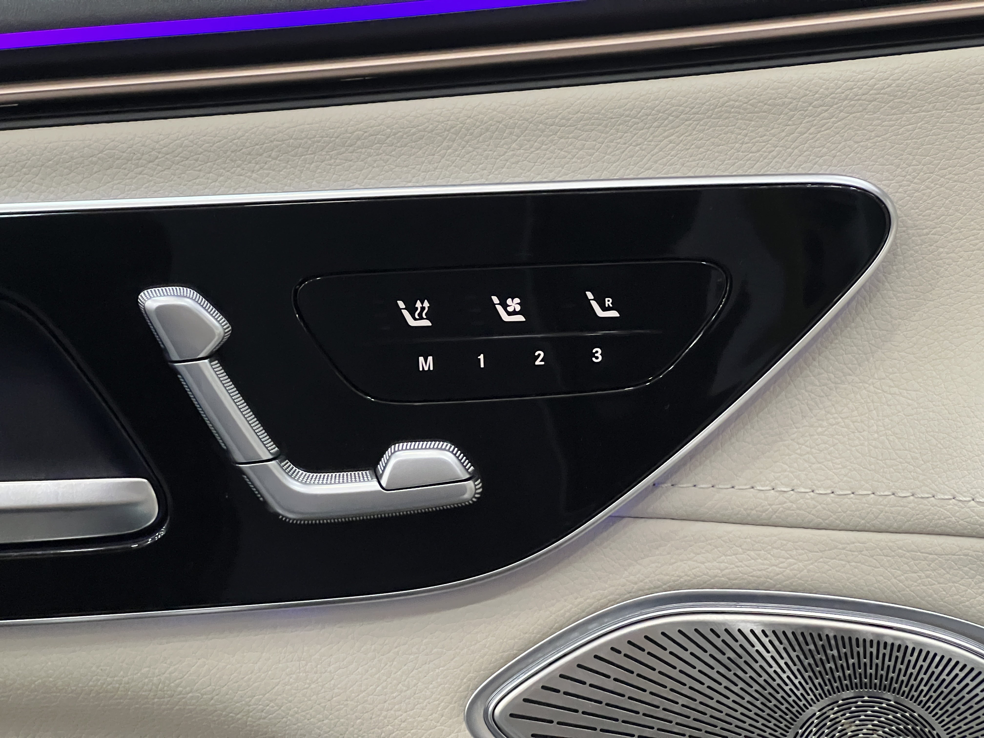 Mercedes-Benz EQS SUV 2023 car image #18