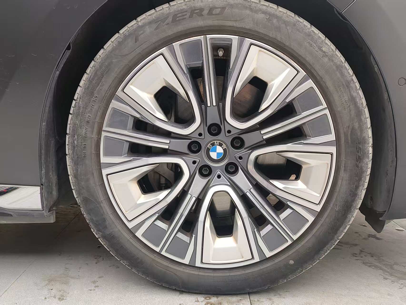 BMW i7 2023 car image #18