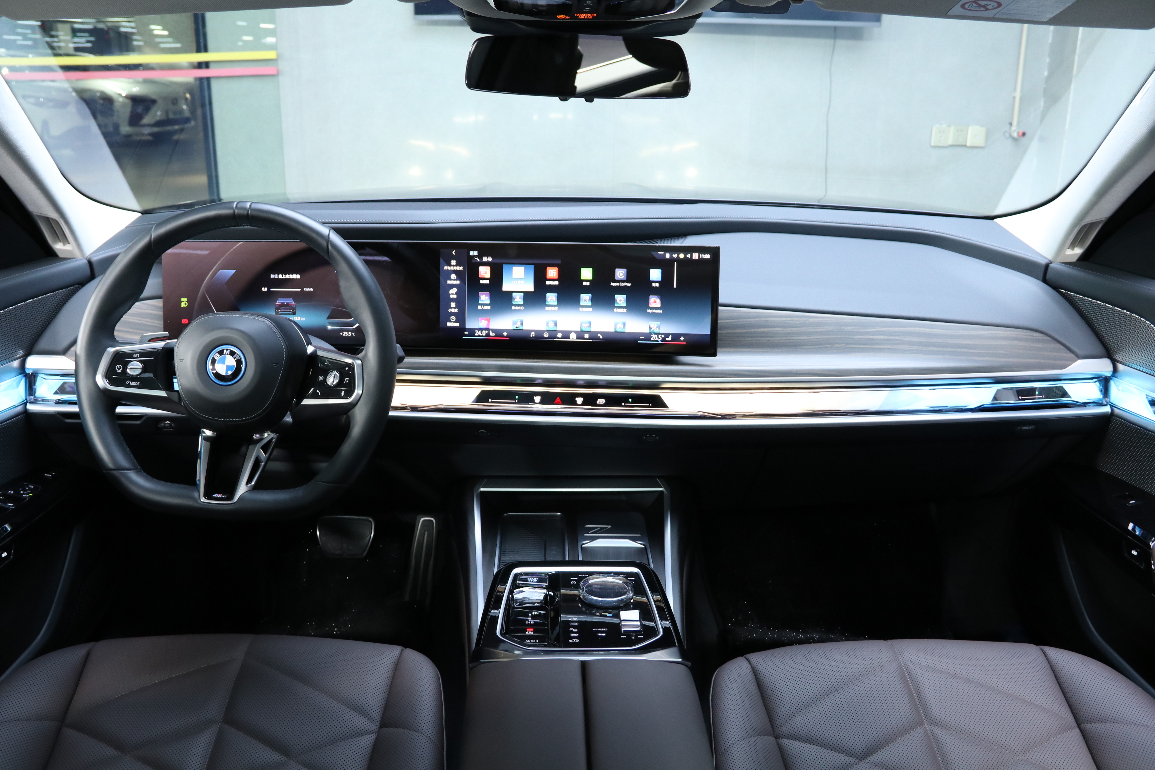 BMW i7 M70L 2024 car image #18