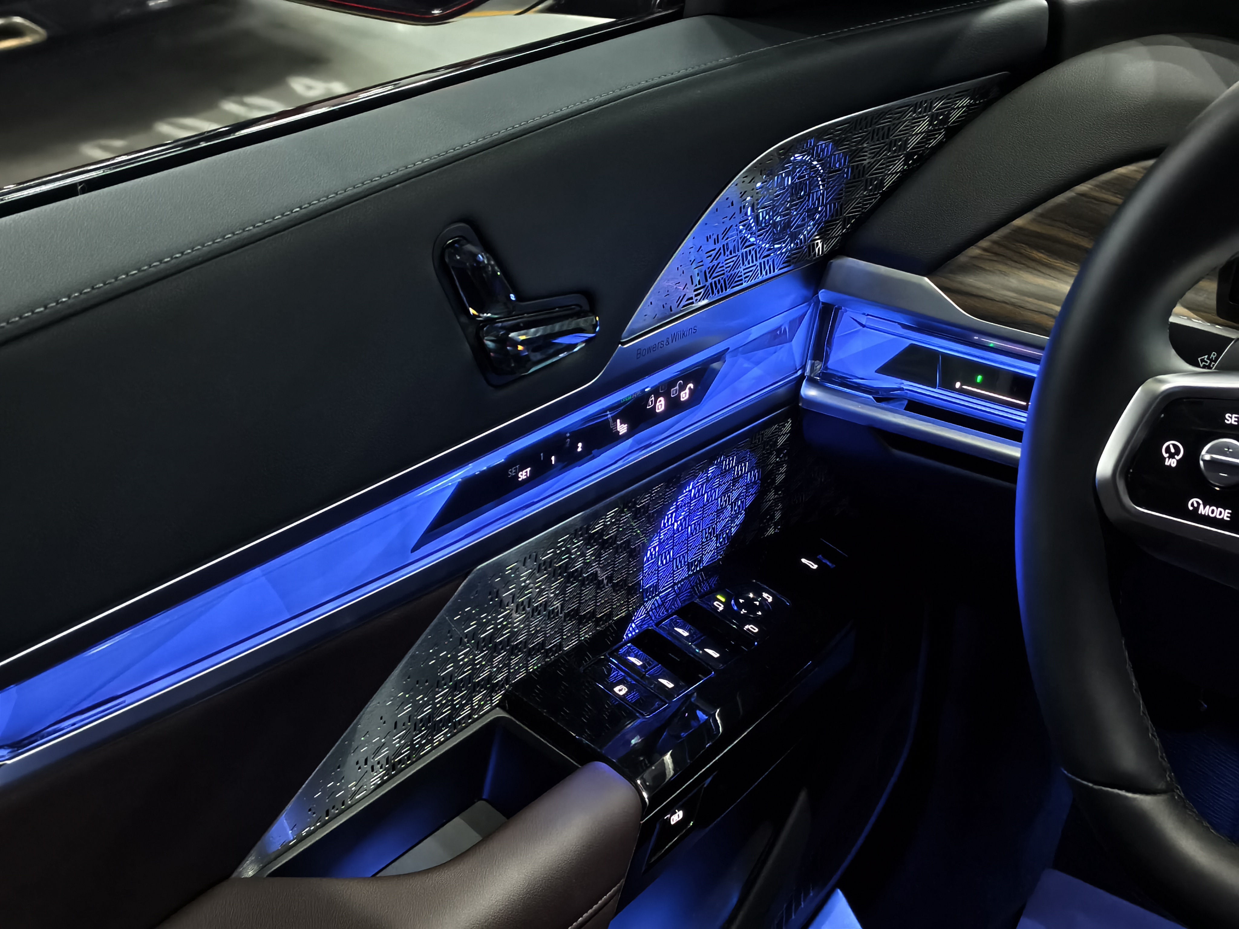 BMW i7 M70L 2024 car image #18