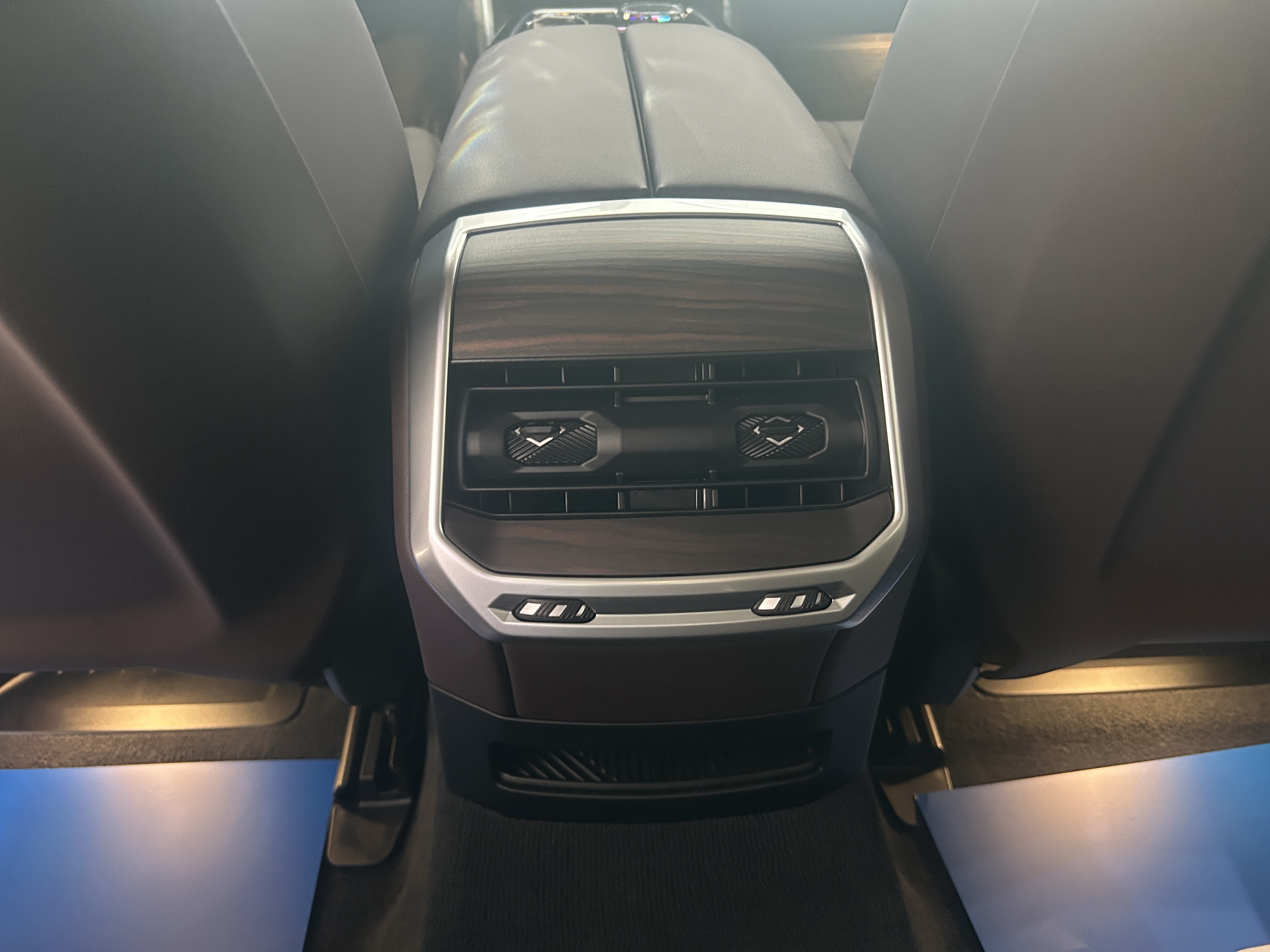 BMW i7 2023 car image #18