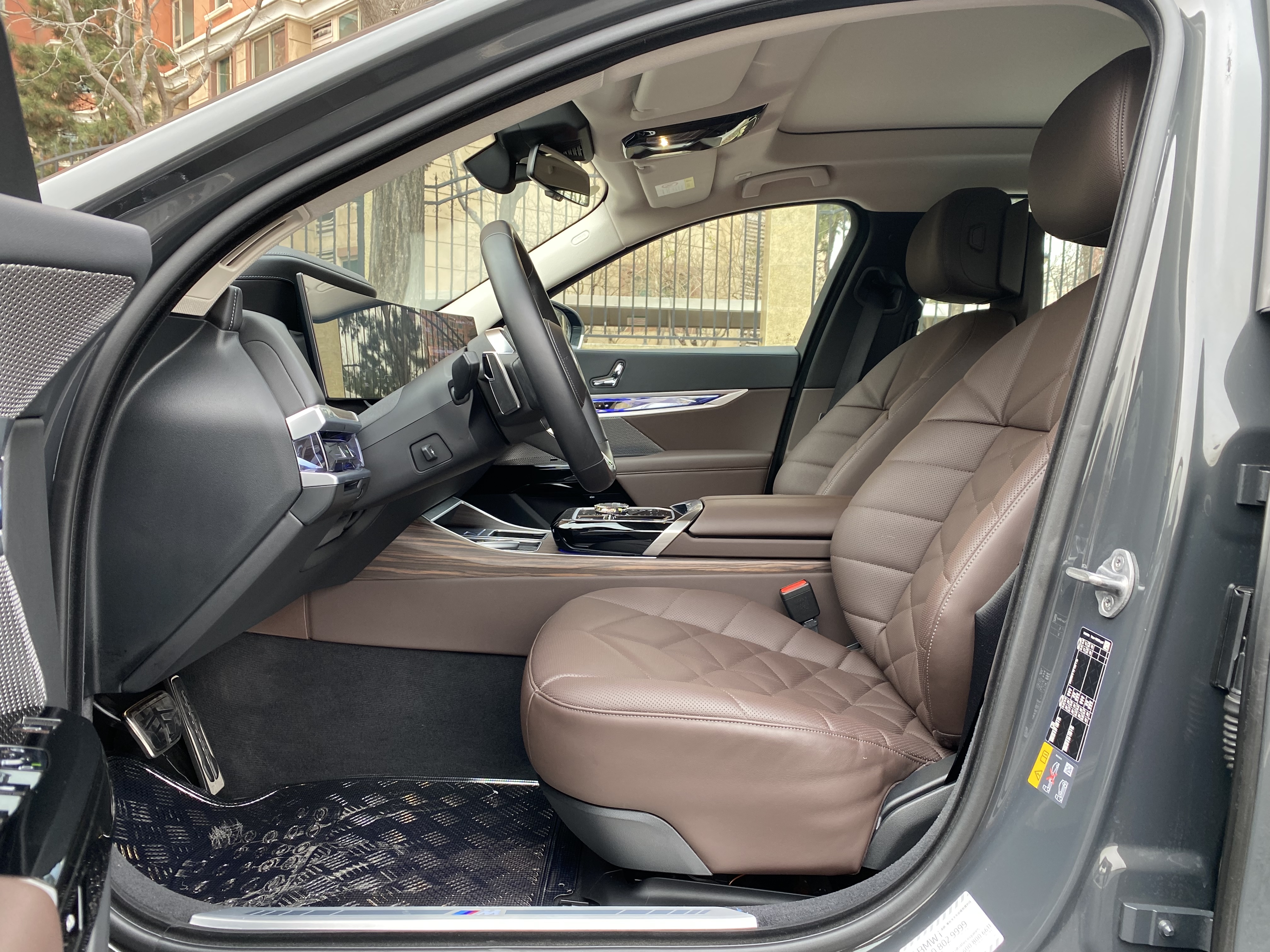 BMW i7 2023 car image #18