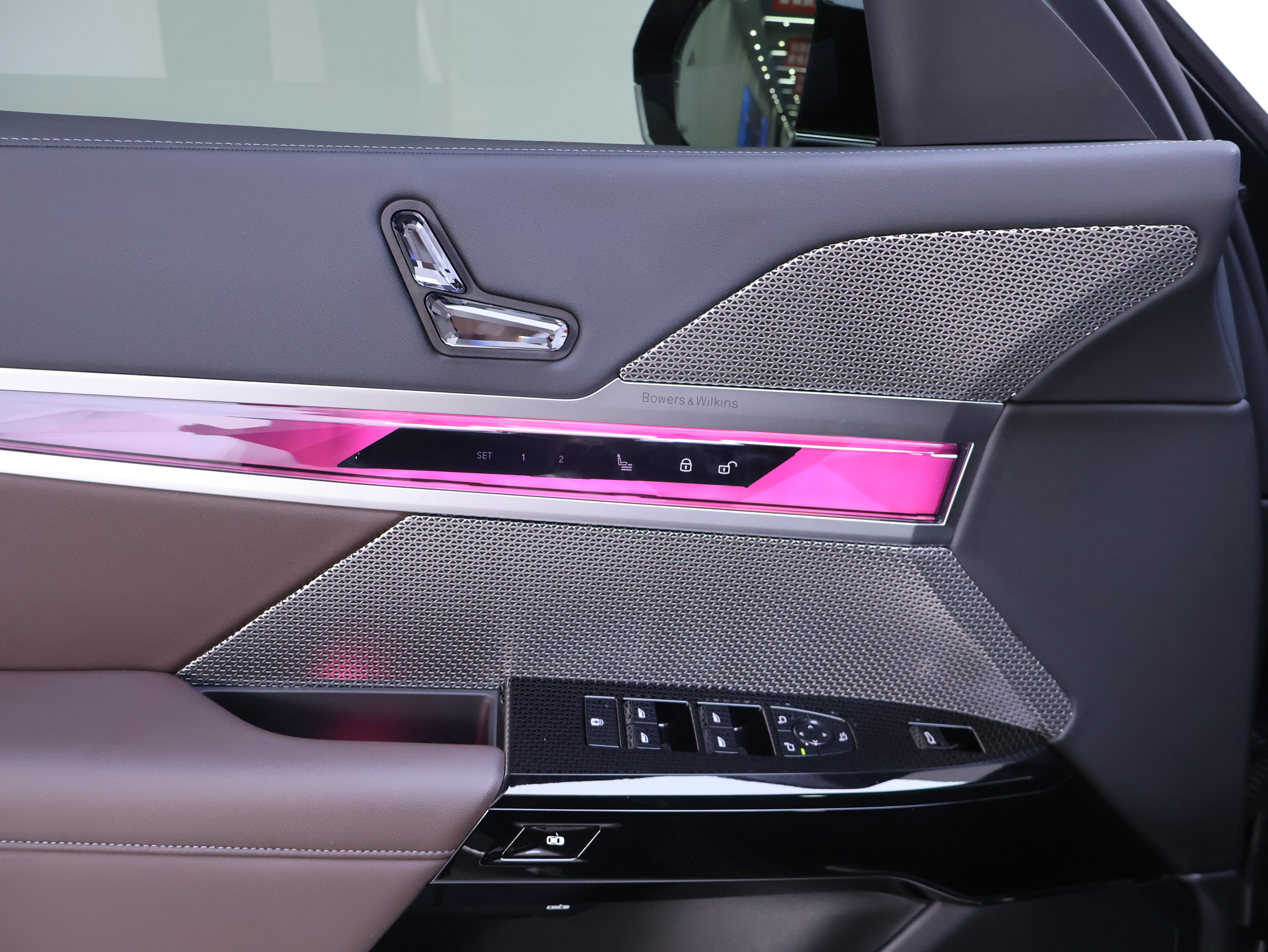 BMW i7 M70L 2024 car image #18