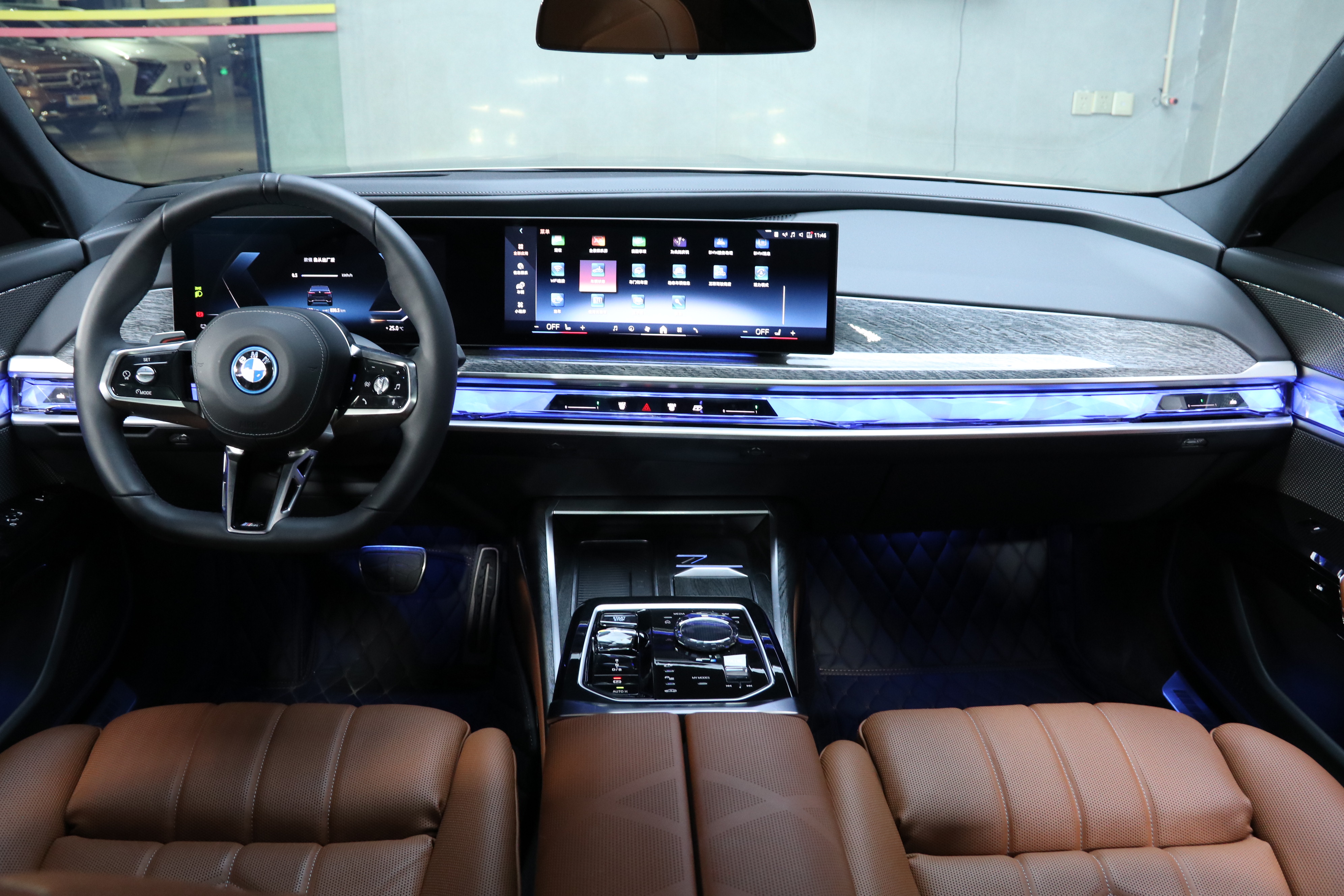 BMW i7 M70L 2025 #18 BMW i7 M70L 2025 car image #18