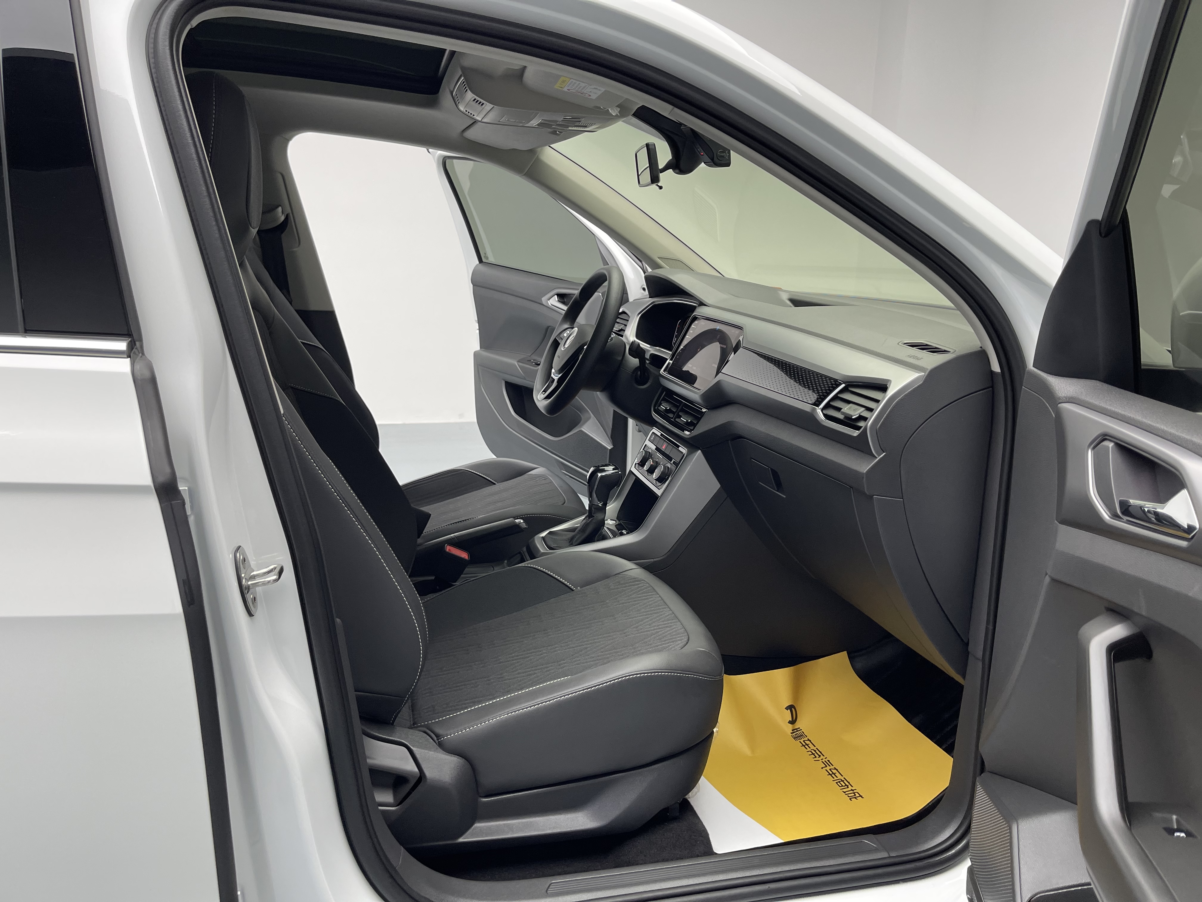 Volkswagen T-Cross 2024 #18 Volkswagen T-Cross 2024 car image #18