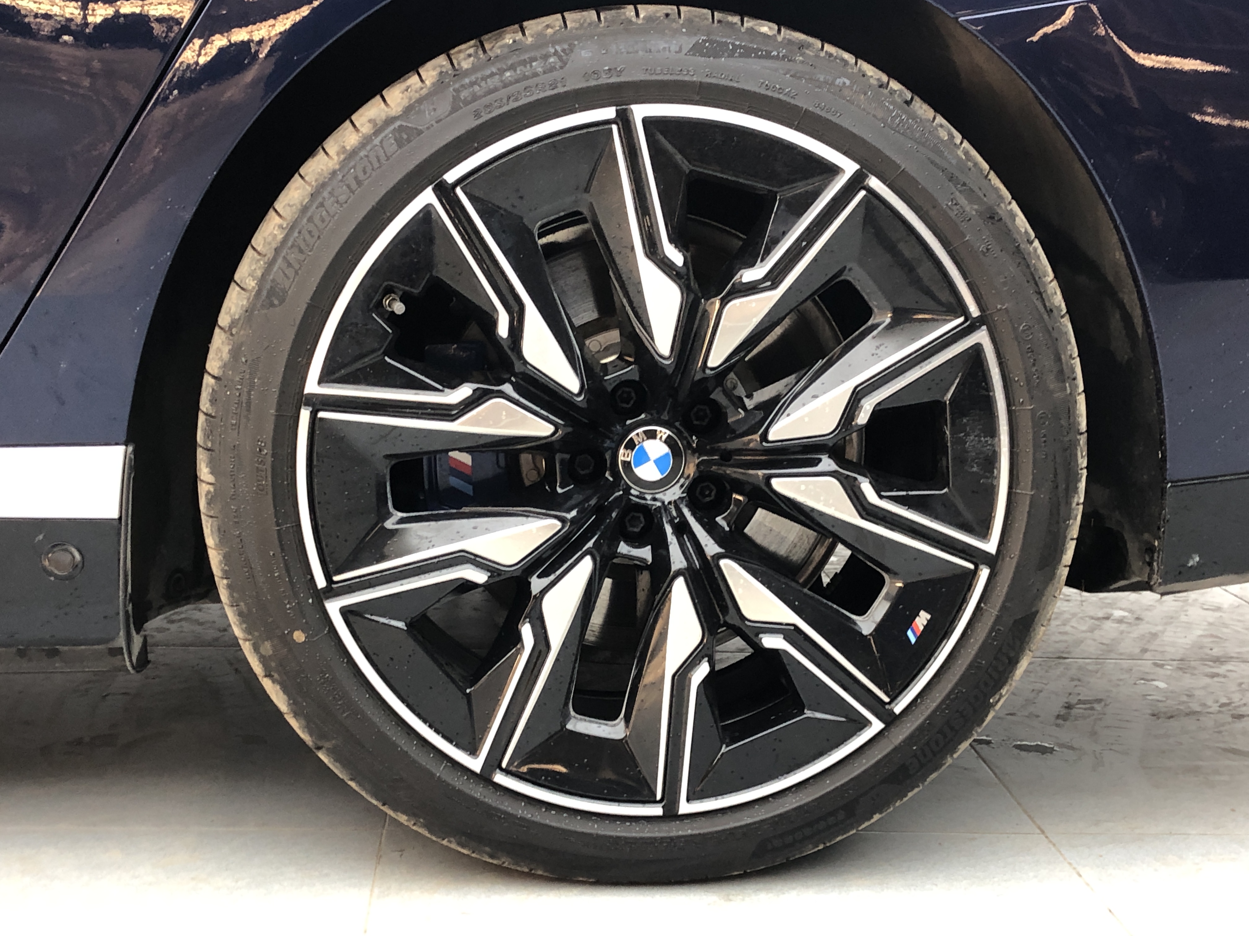 BMW i7 M70L 2023 #18 BMW i7 M70L 2023 car image #18