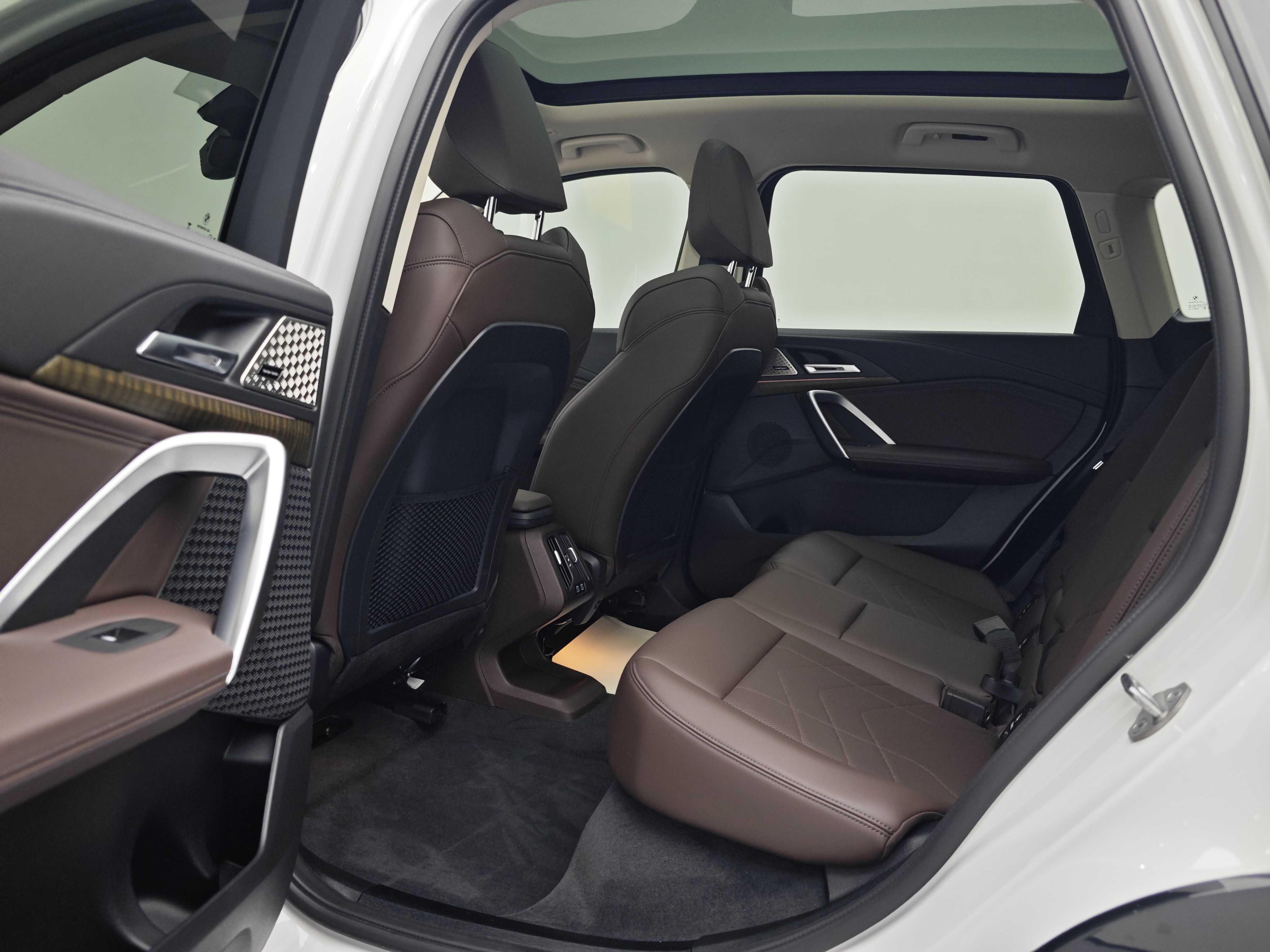 BMW iX1 2025 #18 BMW iX1 2025 صورة سيارة #18