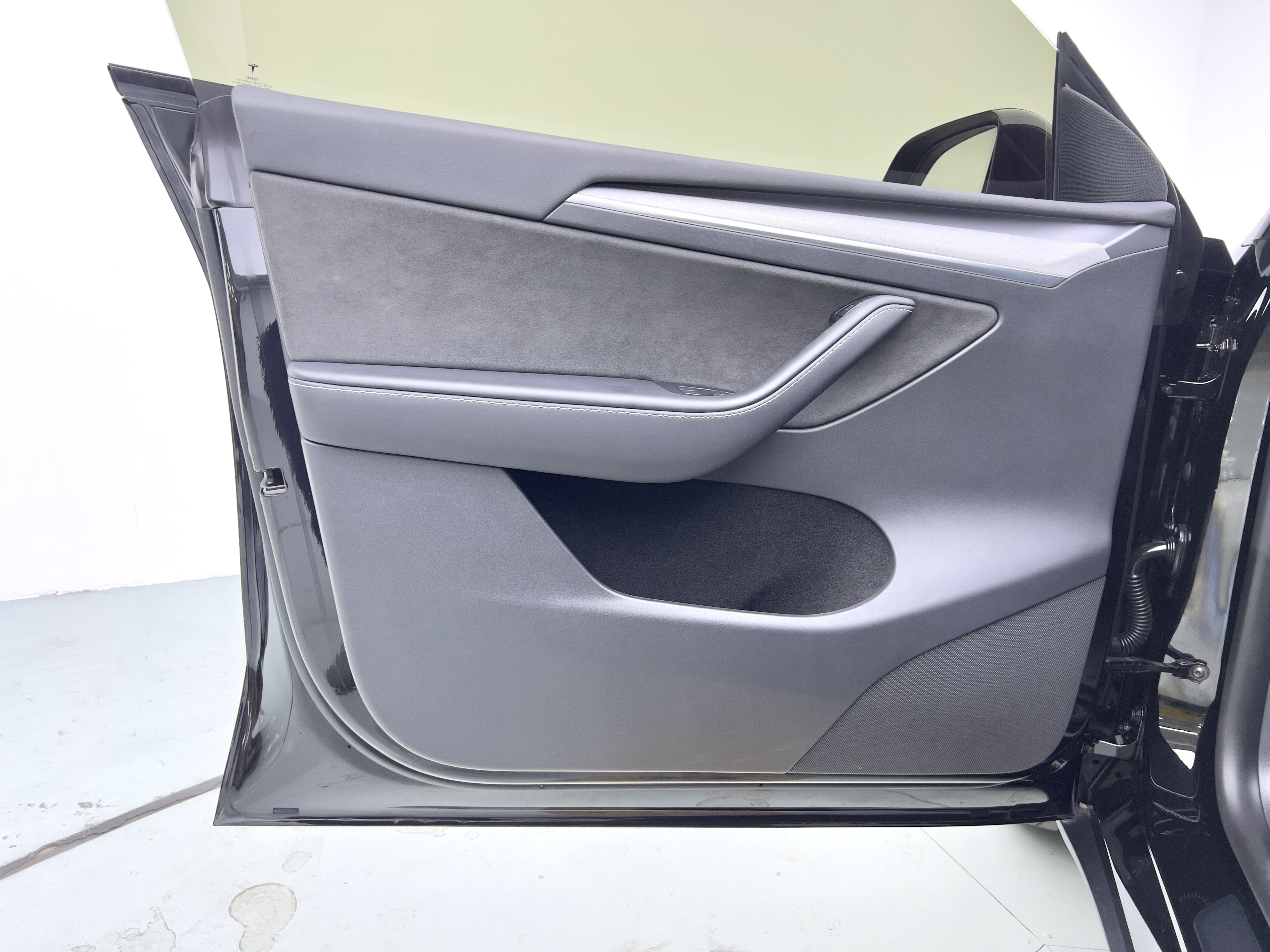 Tesla Model Y 2023 car image #18