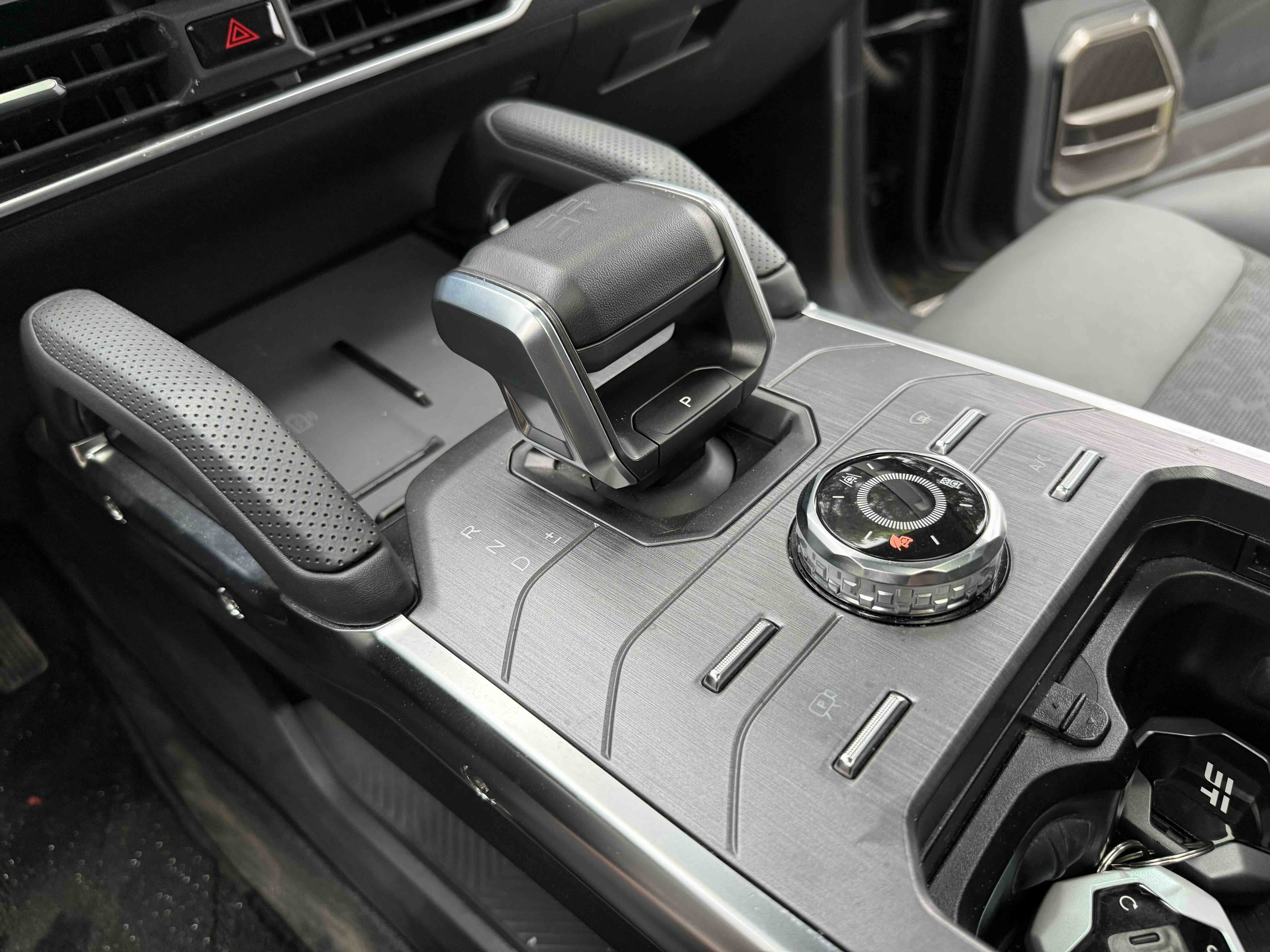 Jetour Traveller 2023 car image #18