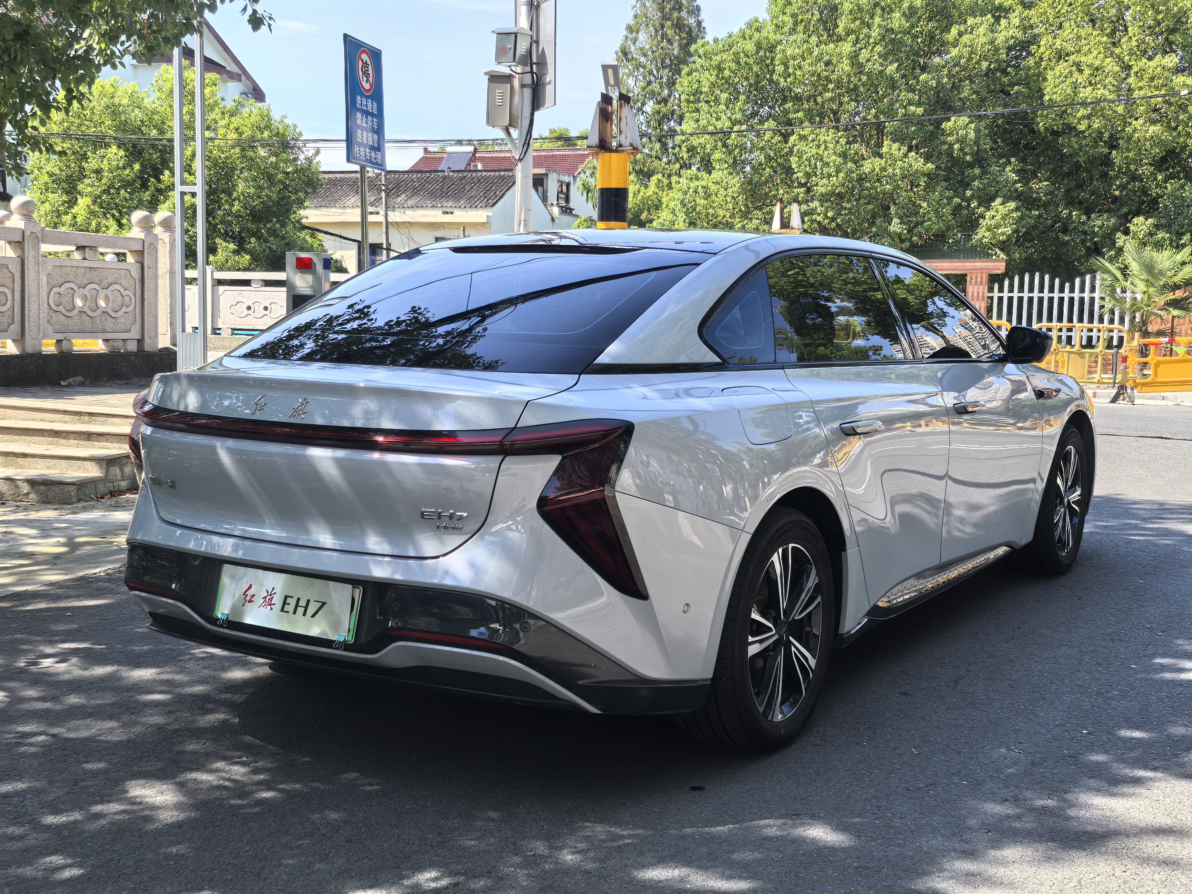 HongQi EH7 2024 #18 HongQi EH7 2024 car image #18