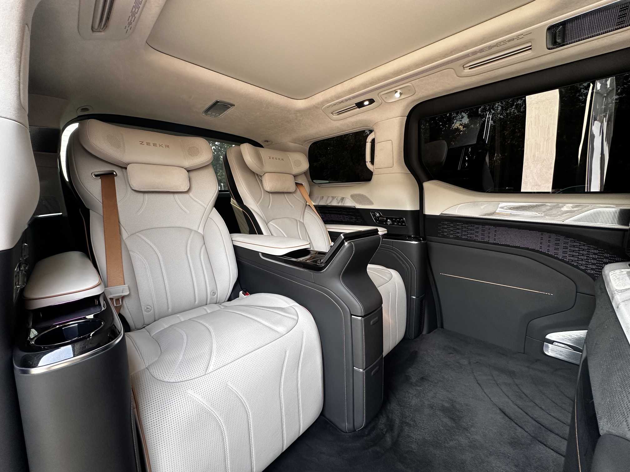 Zeekr 009 2024 imagen de coche #18