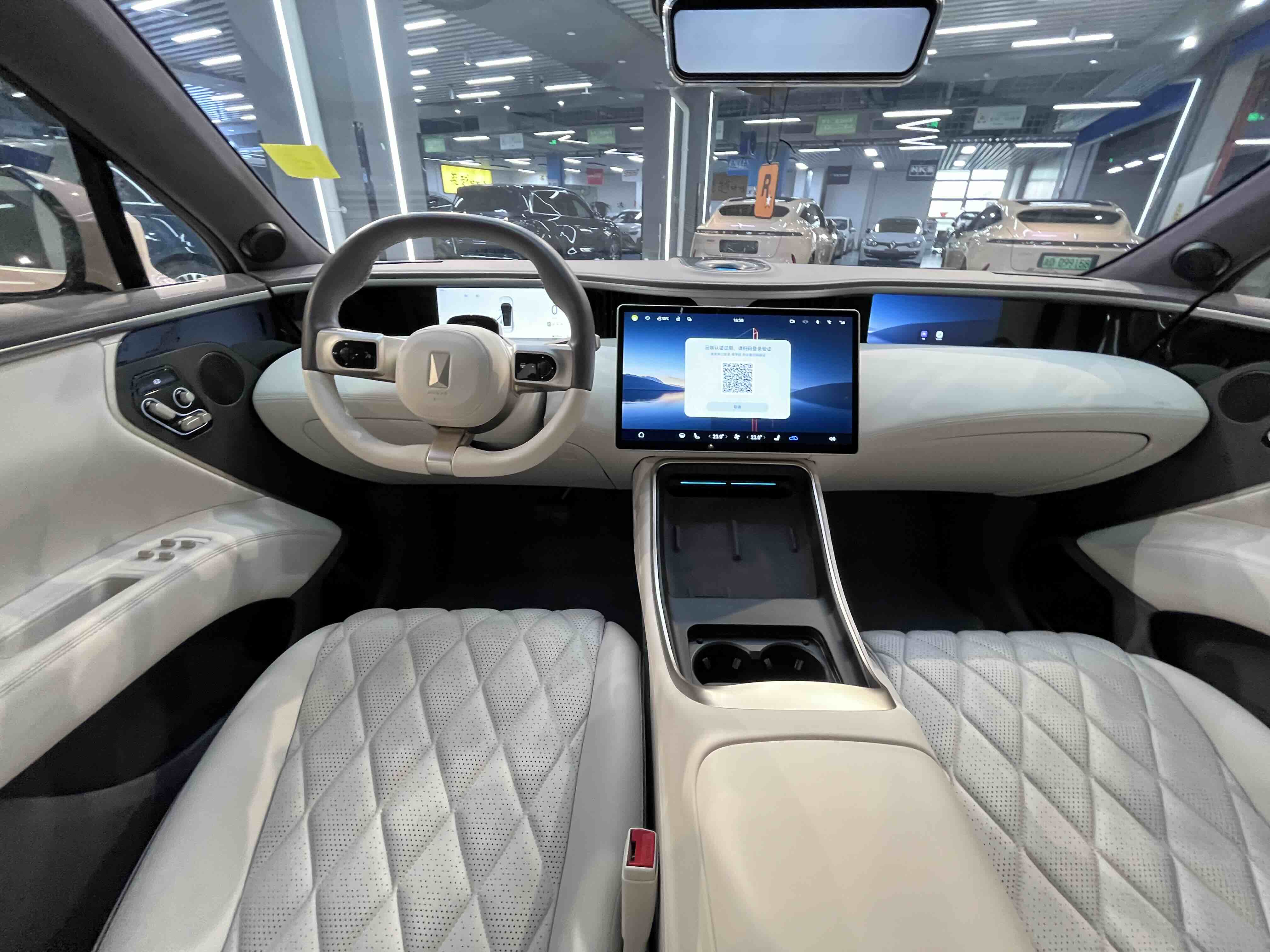 Avatr 11 2024 car image #18