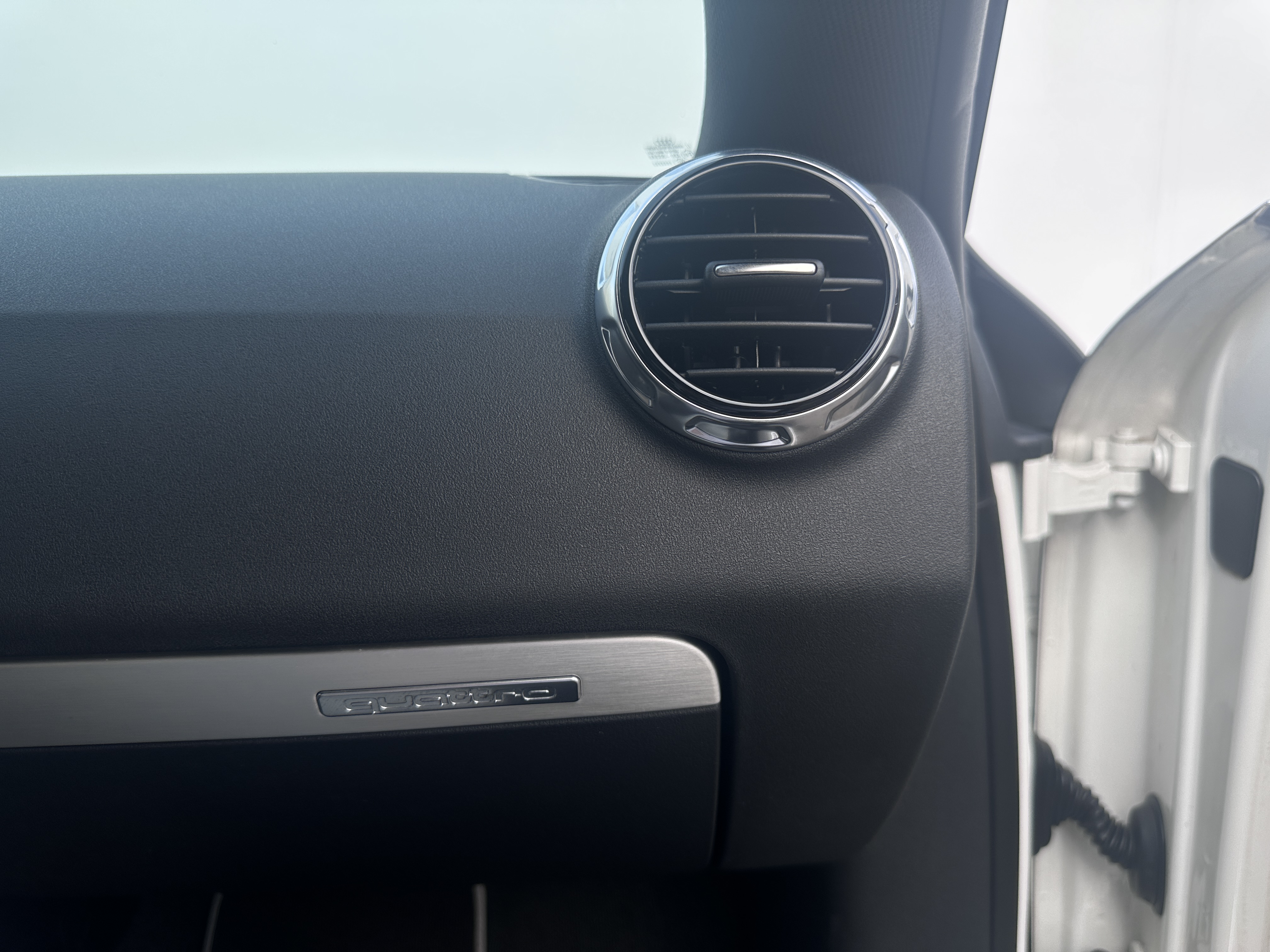 Audi TTS 2011 car image #18