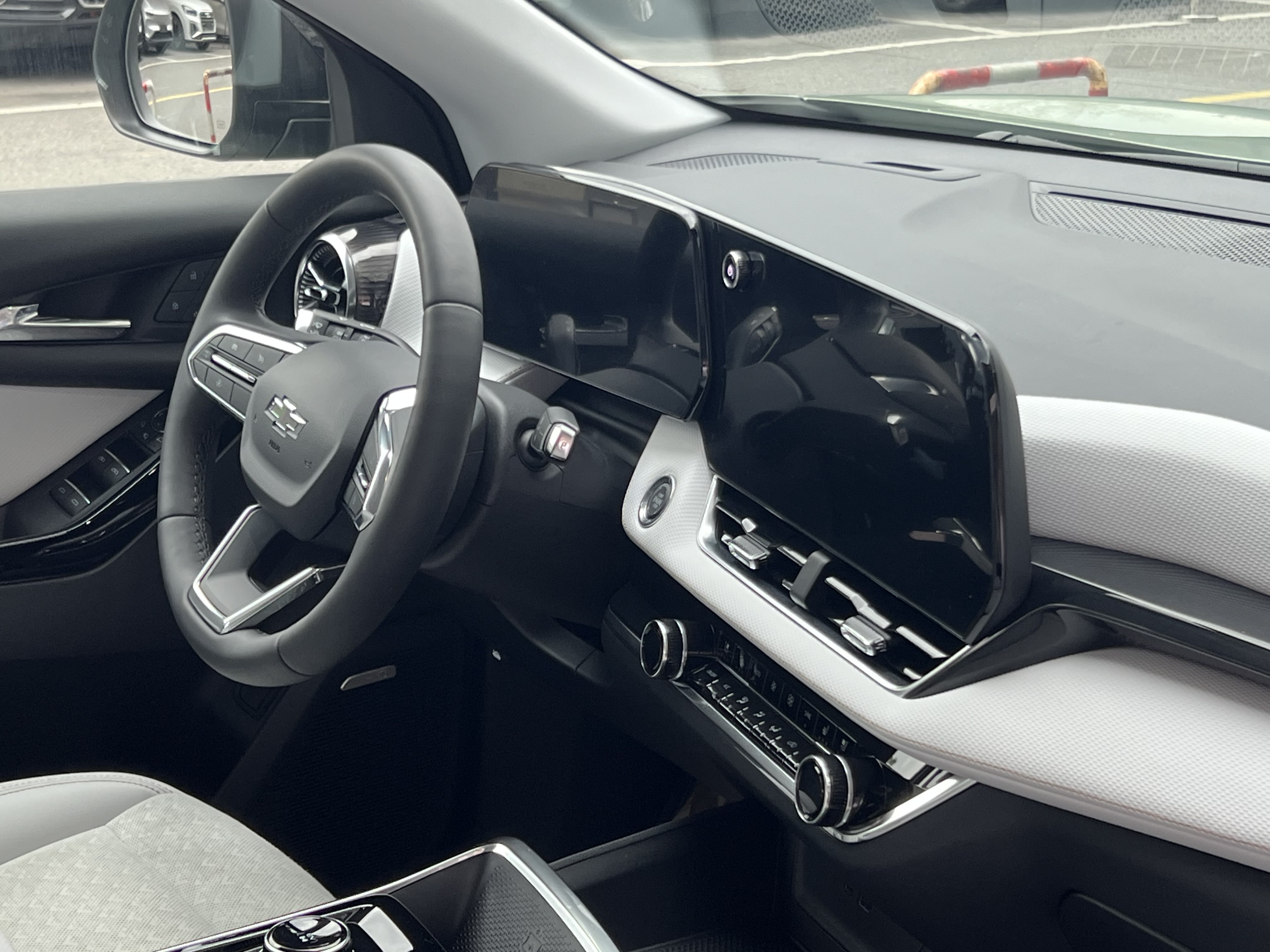 Chevrolet Equinox Plus 2025 car image #18