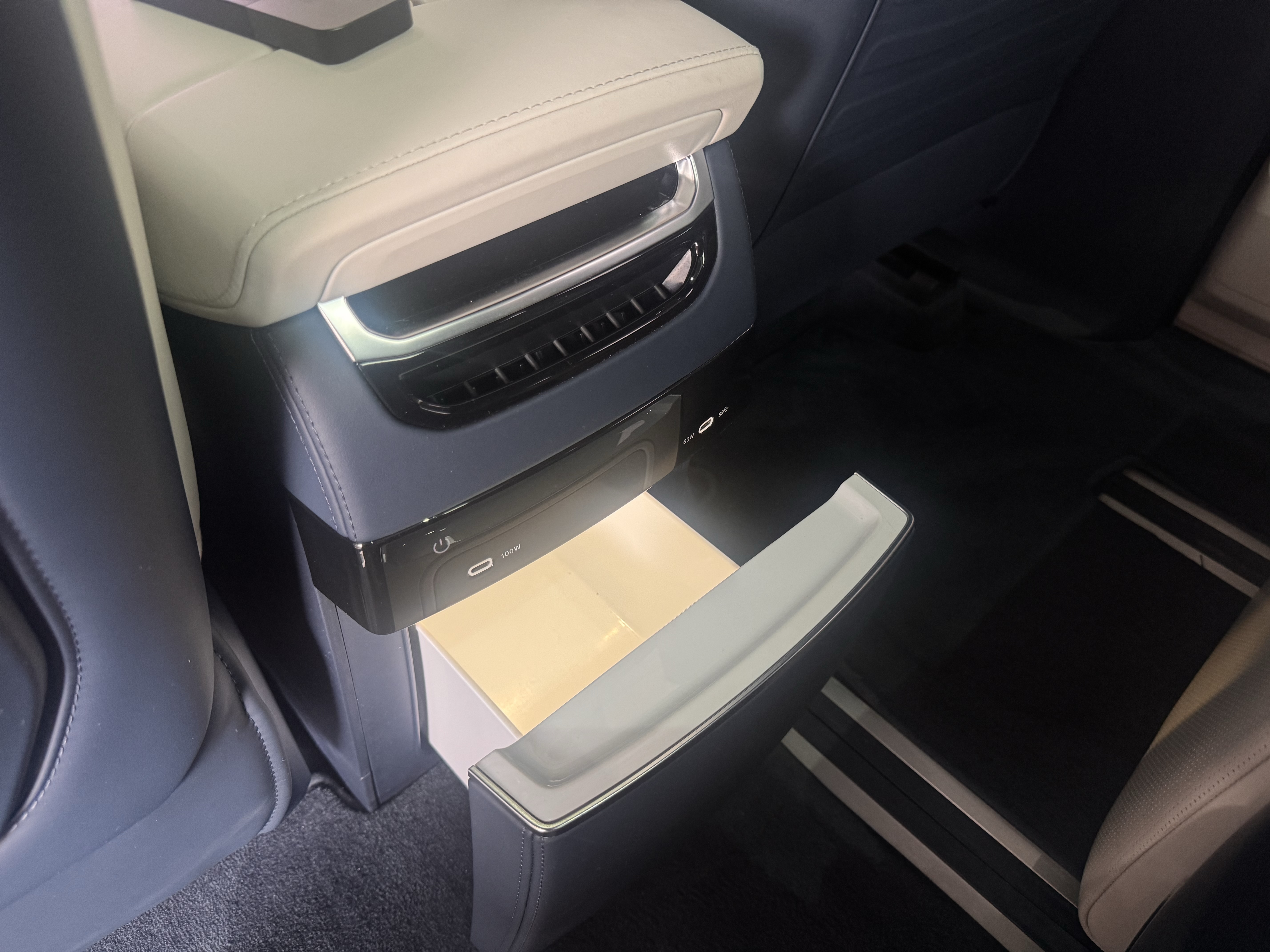 极氪 极氪009 2024 汽车图片 #18