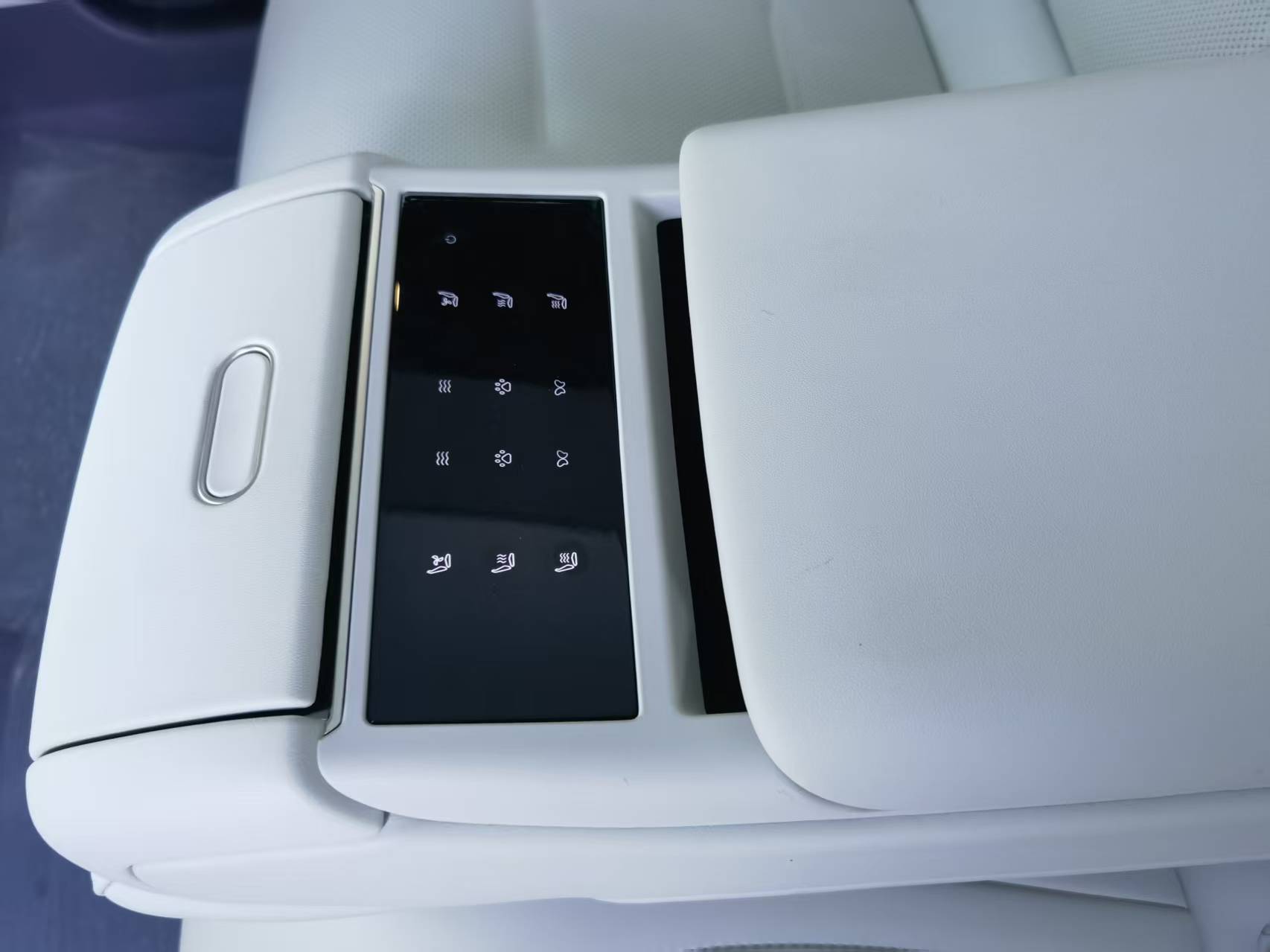 Avatr 12 2024 car image #18