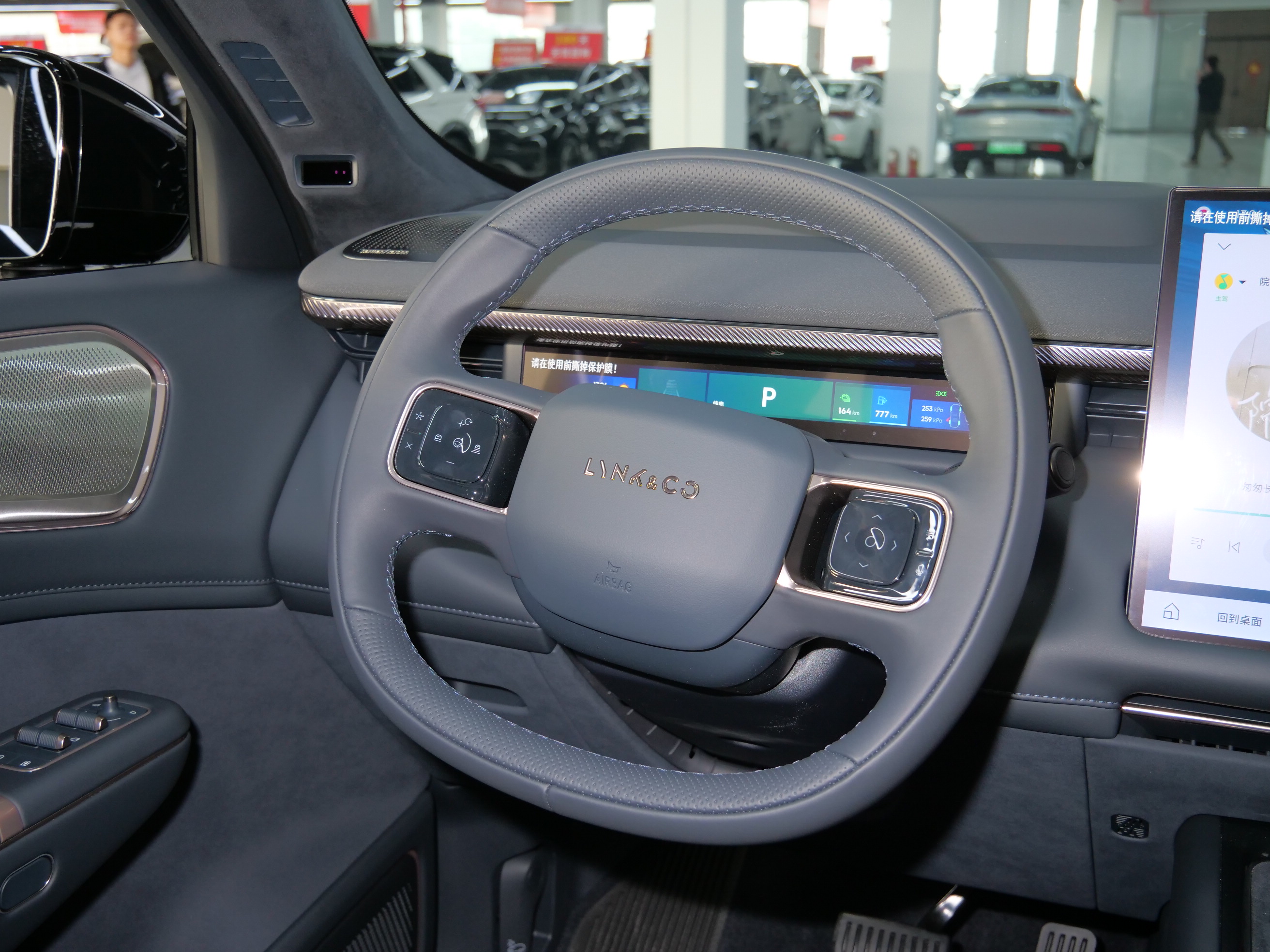 Lynk & Co 900 2025 car image #18
