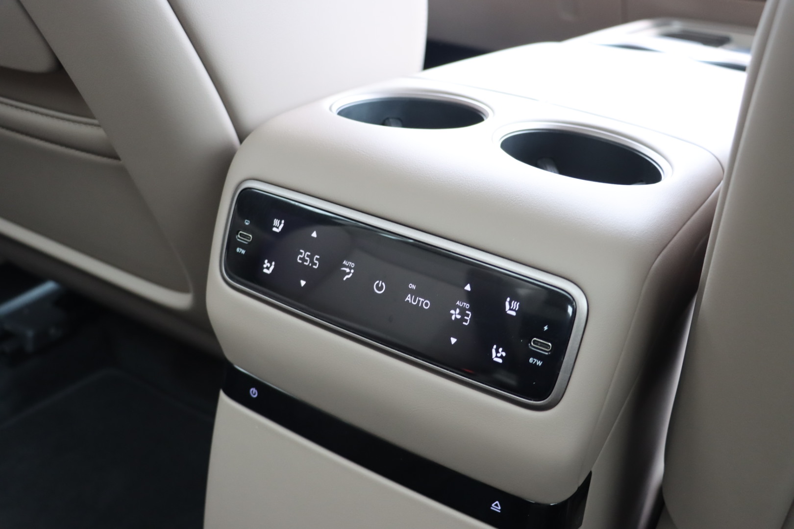 Li i8 2025 image de voiture #18