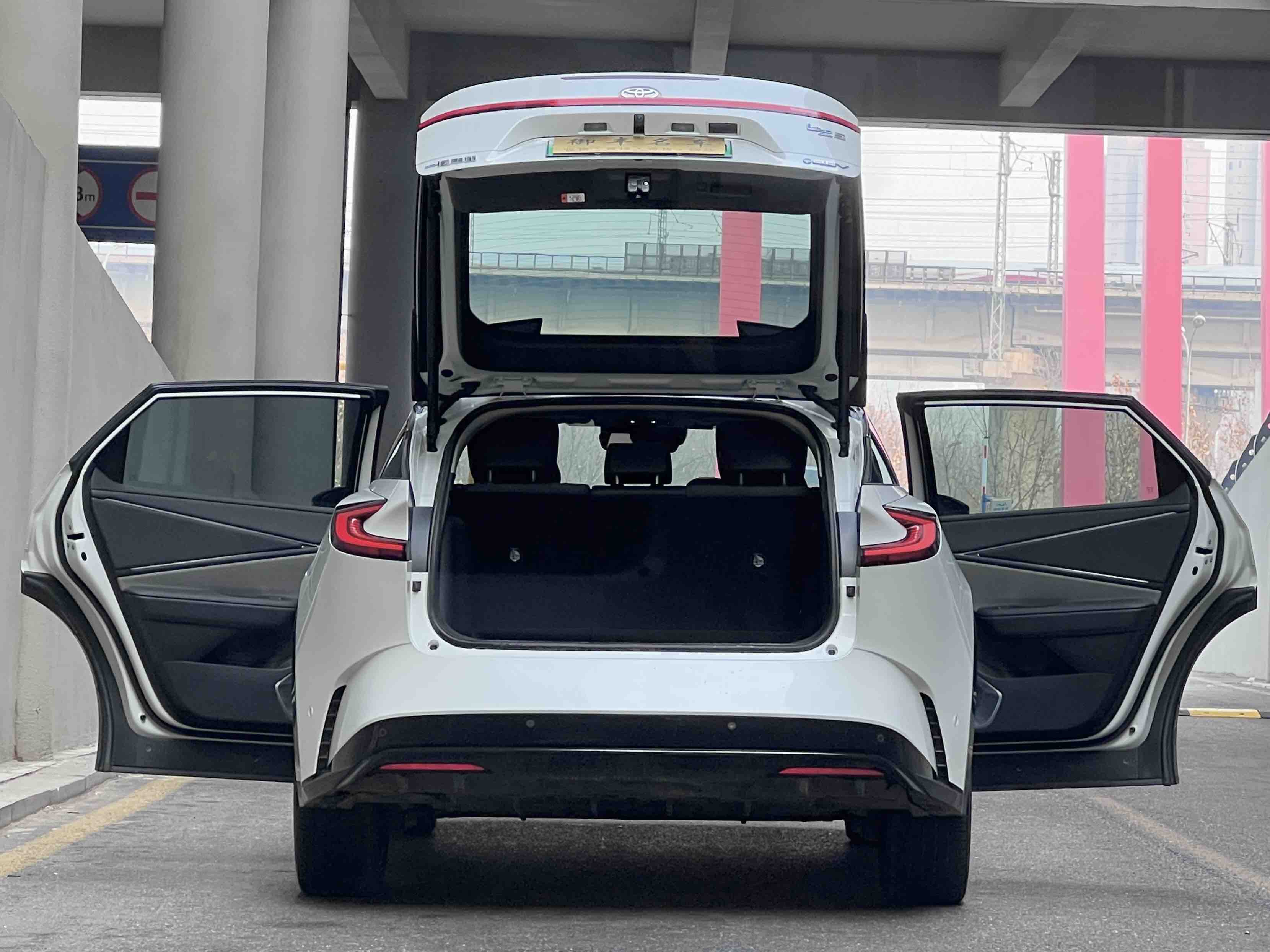 Toyota bZ5 2025 immagine di auto #18