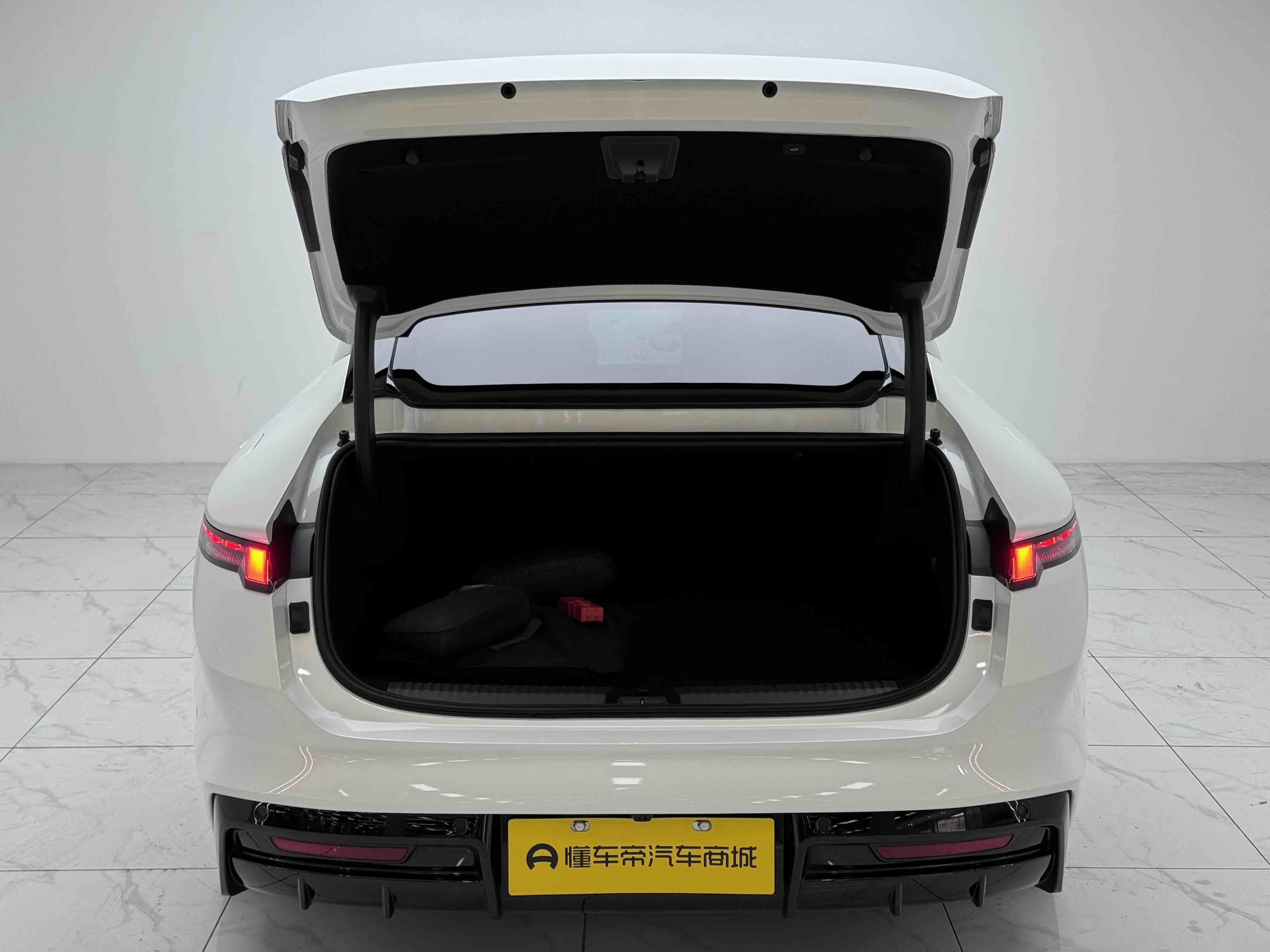 Lynk & Co 10 EM-P 2025 #18 Lynk & Co 10 EM-P 2025 car image #18