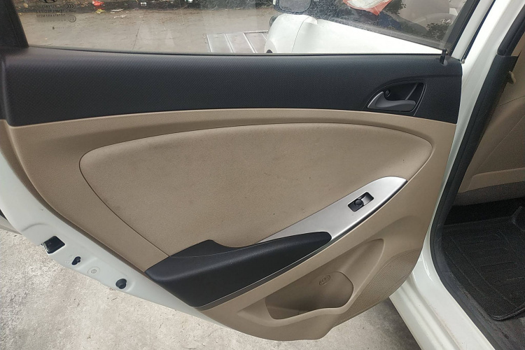 Hyundai Reina 2016 car image #18