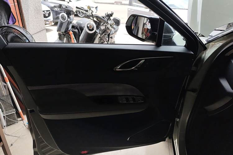 HongQi HS3 2023 car image #18