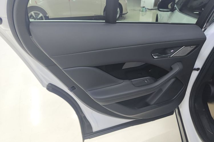2019 car image #18