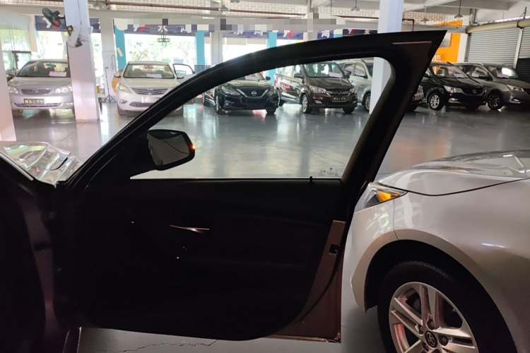 BMW 3 Series 2018 immagine di auto #18