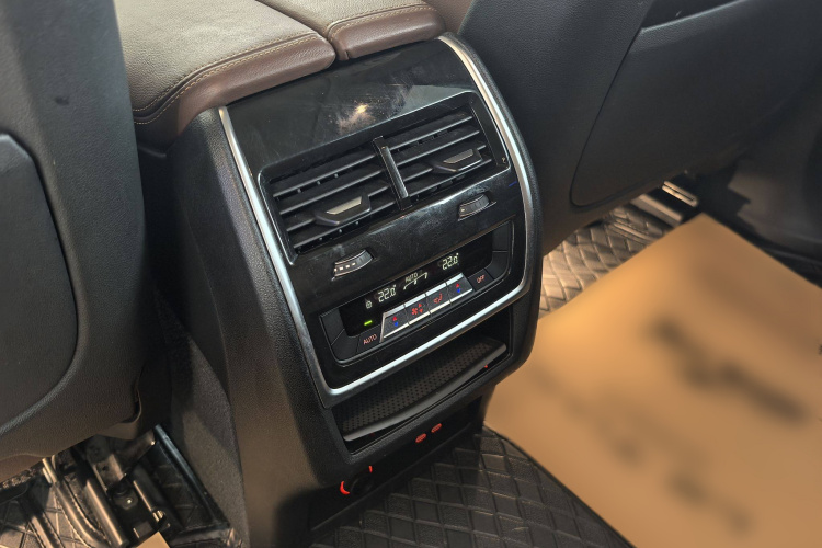 BMW X7 M60i 2022 #18 BMW X7 M60i 2022 car image #18