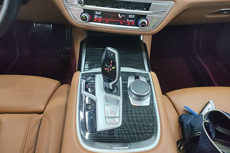 BMW M760Le 2021 #18 BMW M760Le 2021 car image #18