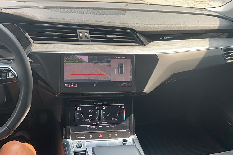 Audi e-tron 2021 صورة سيارة #18