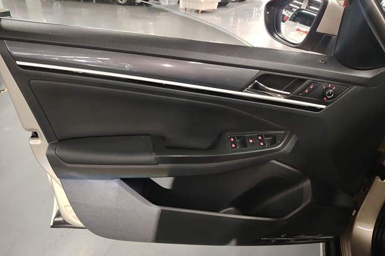 Volkswagen C-Trek 2018 immagine di auto #18