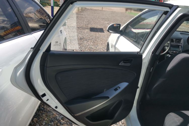 Hyundai Reina Hatchback 2015 car image #18