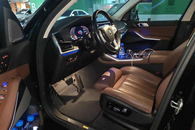 BMW X7 M60i 2021 car image #18