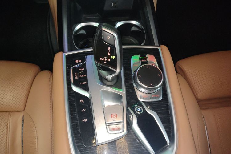 BMW M760Le 2019 car image #18