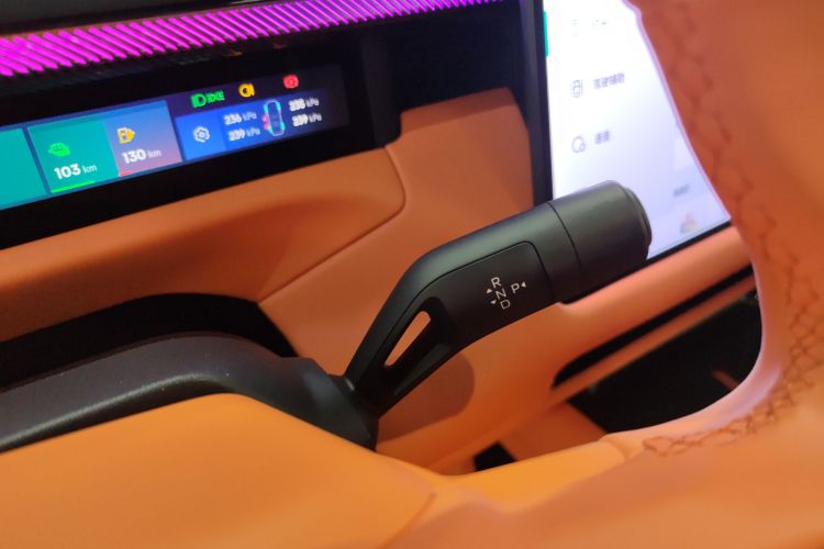 Lynk & Co 900 2025 car image #18
