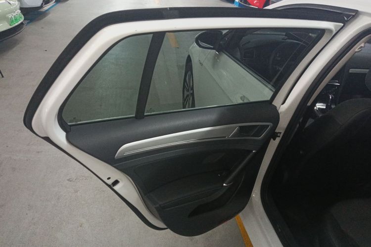 Volkswagen Golf Pure Electric 2020 car image #18