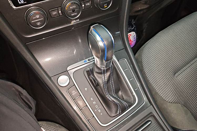 Volkswagen Golf Pure Electric 2020 image de voiture #18